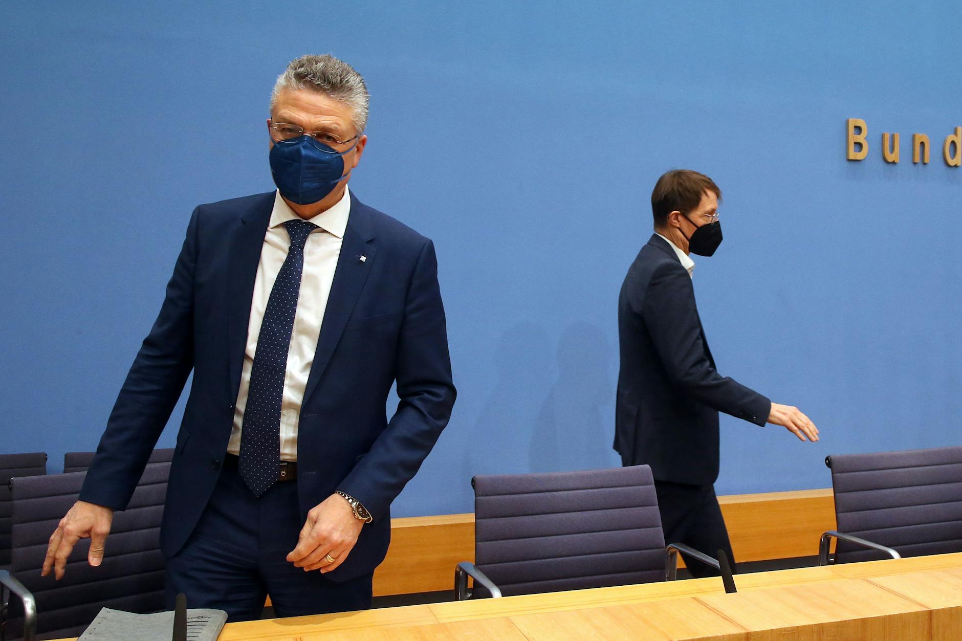 Bundesgesundheitsminister Karl Lauterbach (re.) und der damalige RKI-Präsident Lothar Wieler (li.) nehmen vor der Bundespressekonferenz ihre Plätze ein, bevor sie Fragen von Journalisten zum Infektionsgeschehen, zum Impfbeginn in Apotheken und zur Impfentwicklung beantworten.