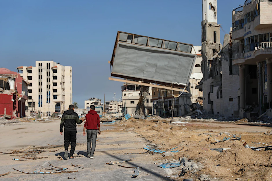 Zwei Männer laufen durch Gaza-Stadt.&nbsp;