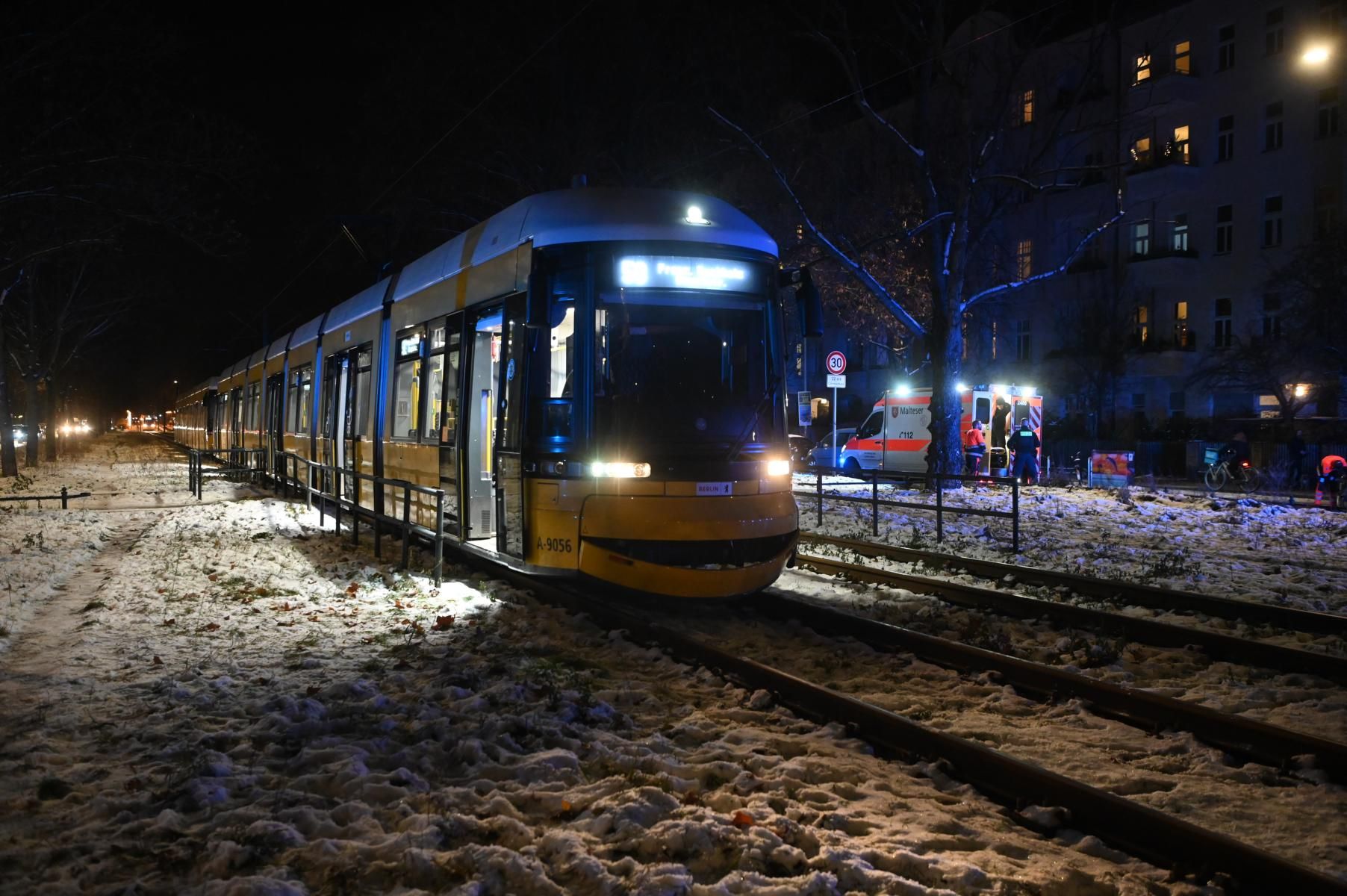 Fieser Crash! Tram erfasst Radfahrer in Gesundbrunnen