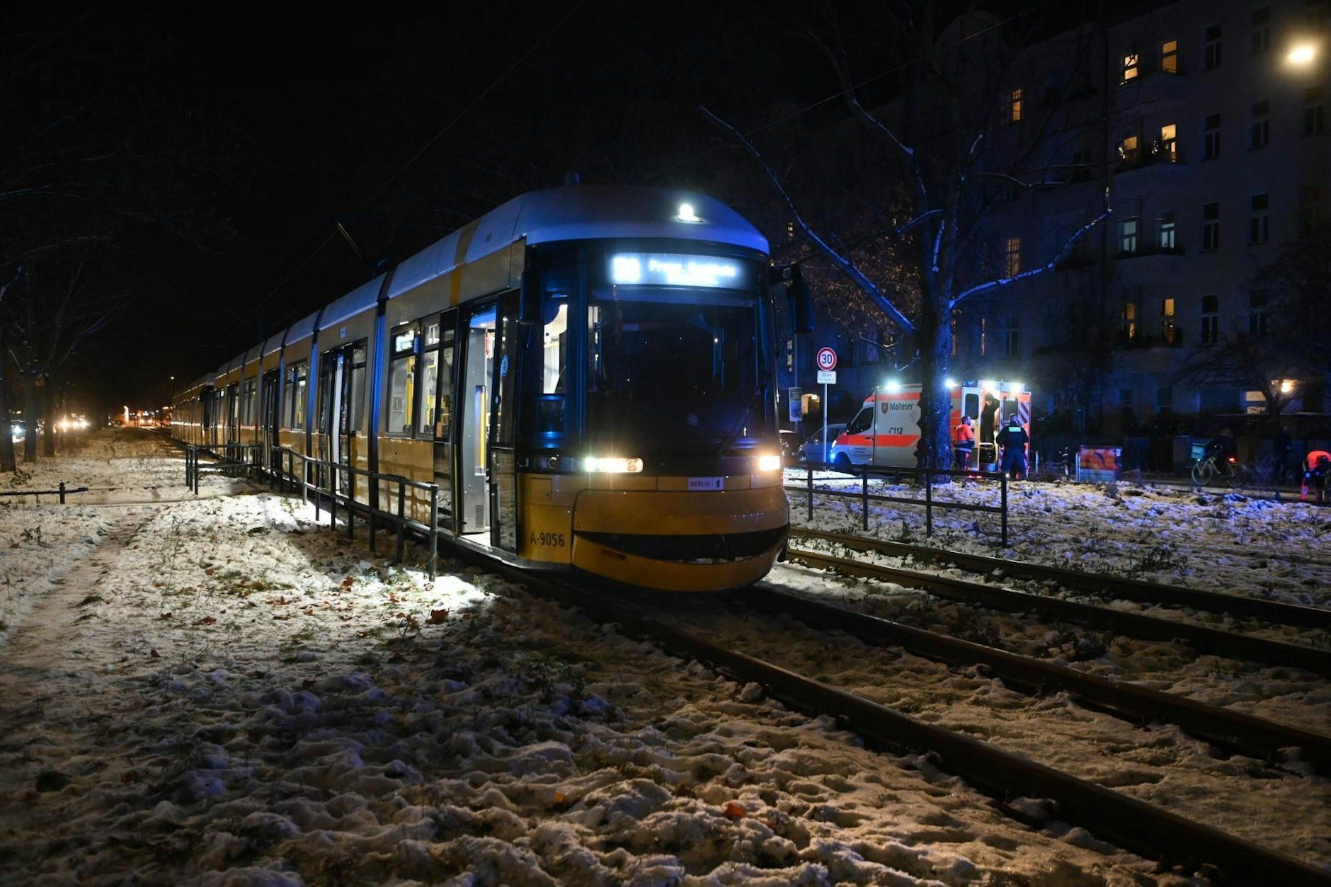 Diese Straßenbahn ist&nbsp;am Donnerstagabend mit einem Radfahrer zusammengestoßen. Man kann die Beschädigung an der Front gut erkennen.