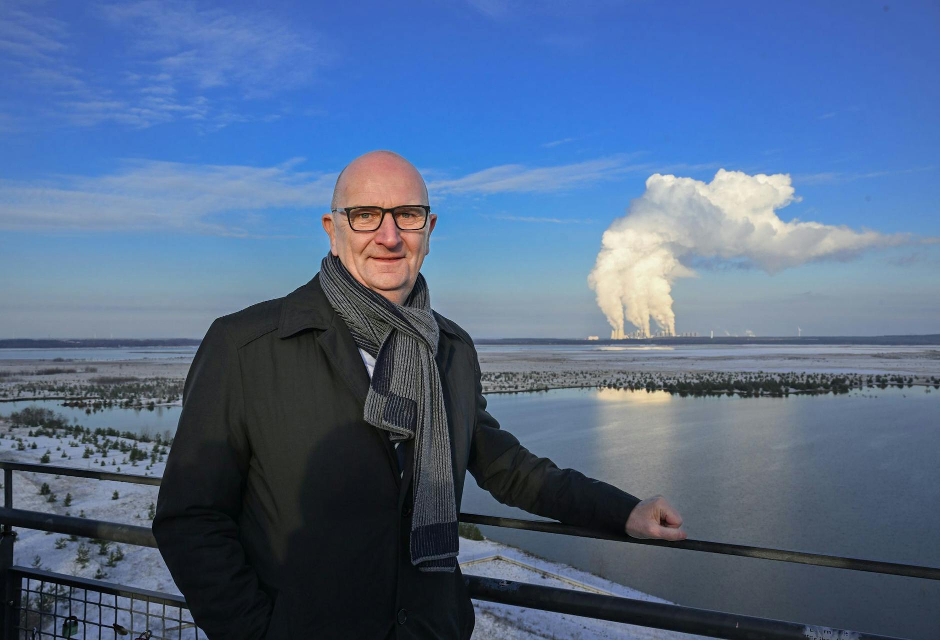 Dietmar Woidke (SPD), Ministerpräsident von Brandenburg, steht auf dem Aussichtsturm am Rand der Cottbusser Ostsee.