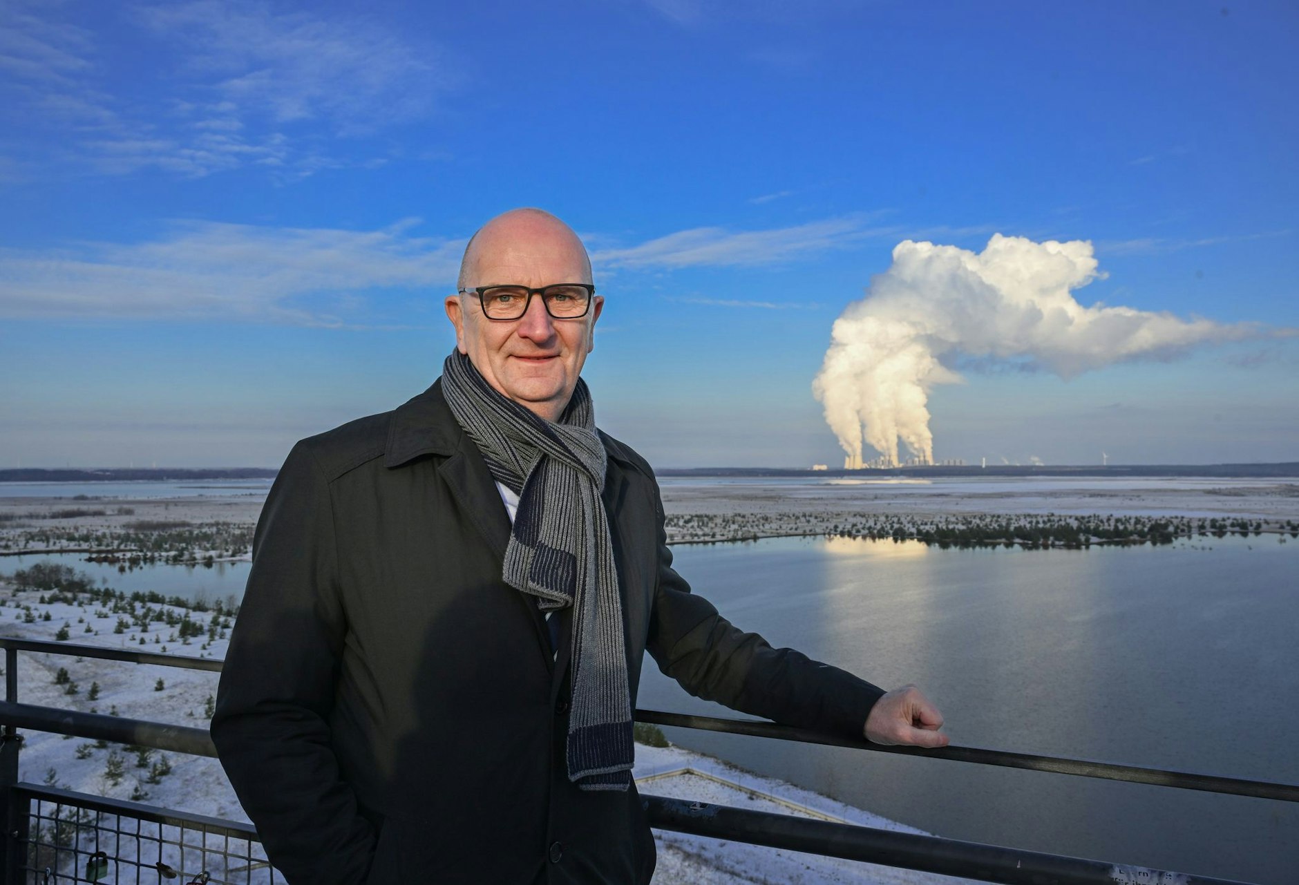 Dietmar Woidke (SPD), Ministerpräsident von Brandenburg, steht auf dem Aussichtsturm am Rand der Cottbusser Ostsee.  