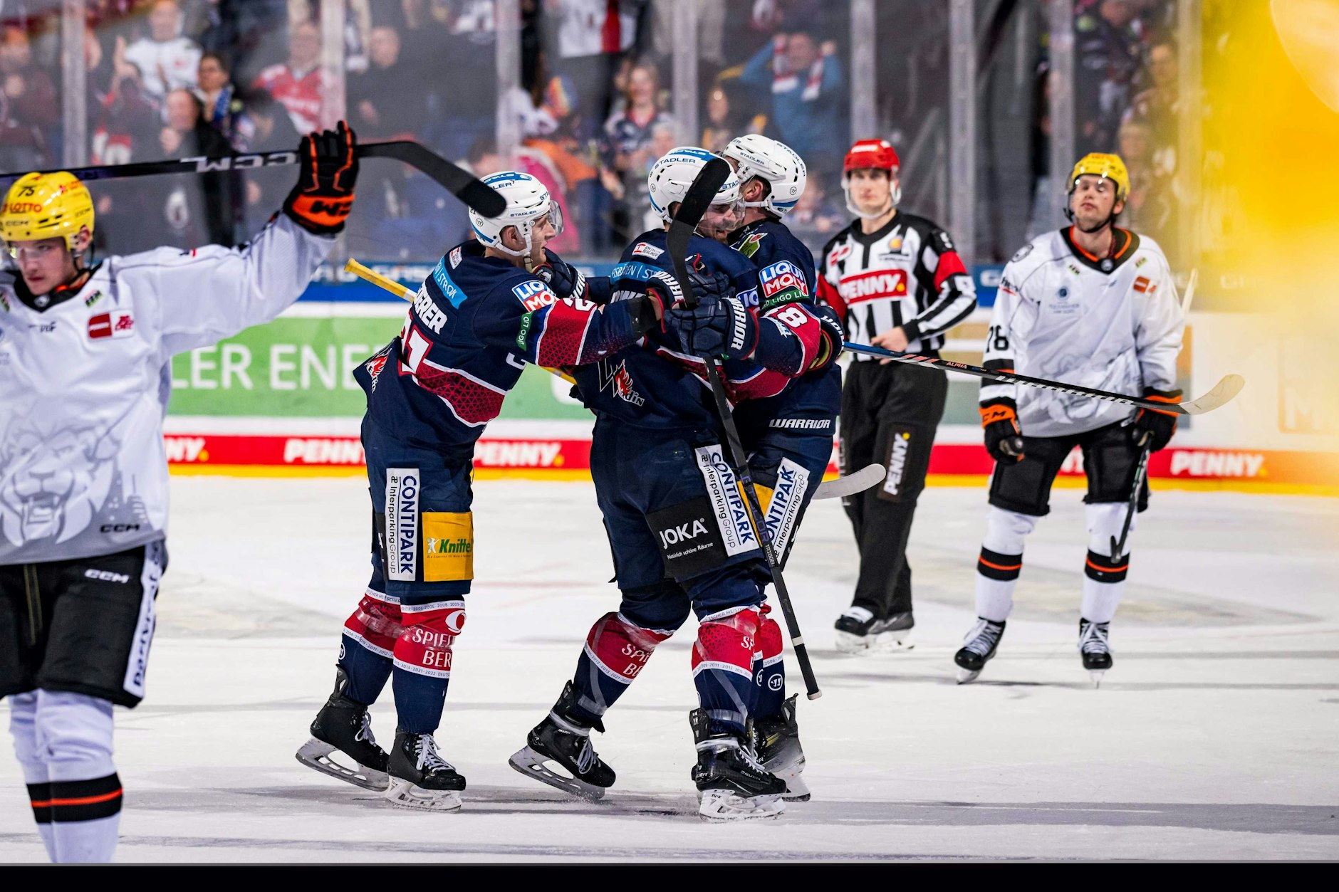 Die Eisbären Berlin feiern das Tor zum 3:1 sechs Sekunden vor Spielende.