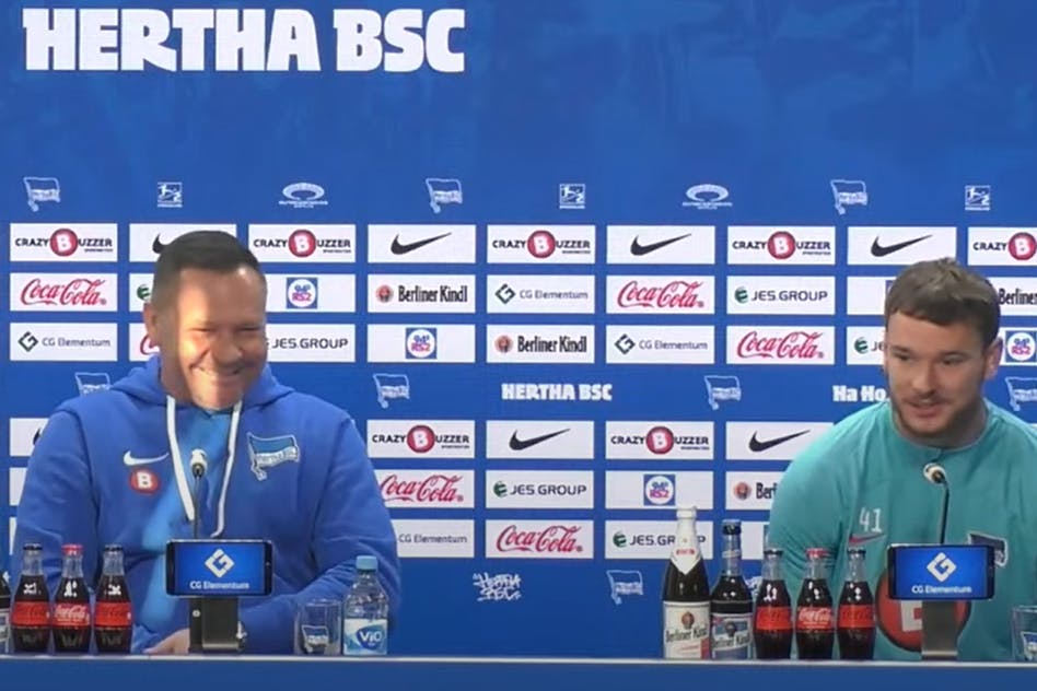 Spaß bei der Pressekonferenz von Hertha BSC. Trainer Pal Dardai scherzte mit Youngster Pascal Klemens.