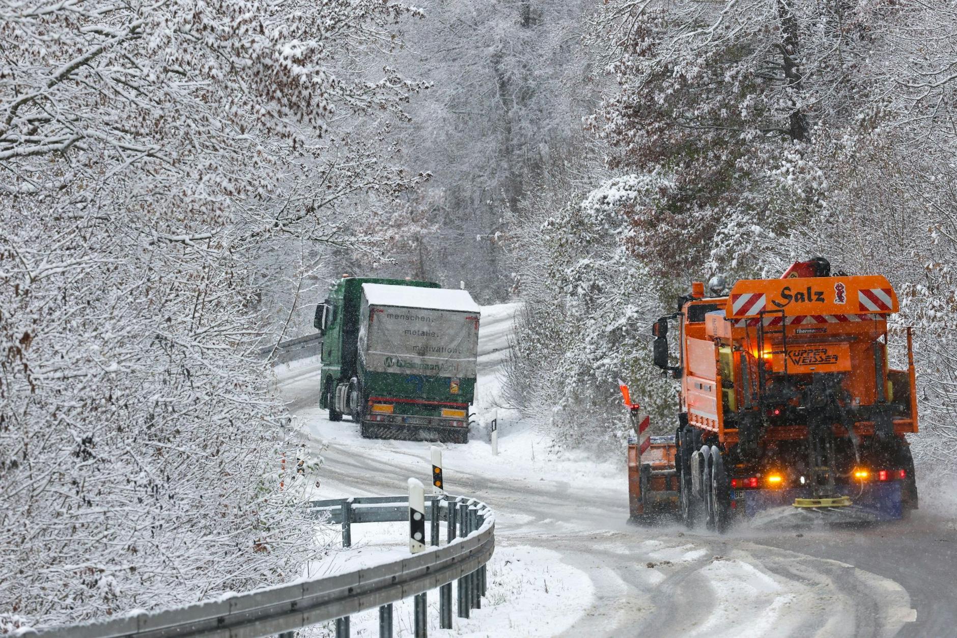Ein Räumfahrzeug des Winterdienstes ist in Baden-Württemberg im Einsatz. In Schleswig-Holstein und Niedersachsen kam es wegen Streiks hingegen zu Einschränkungen.