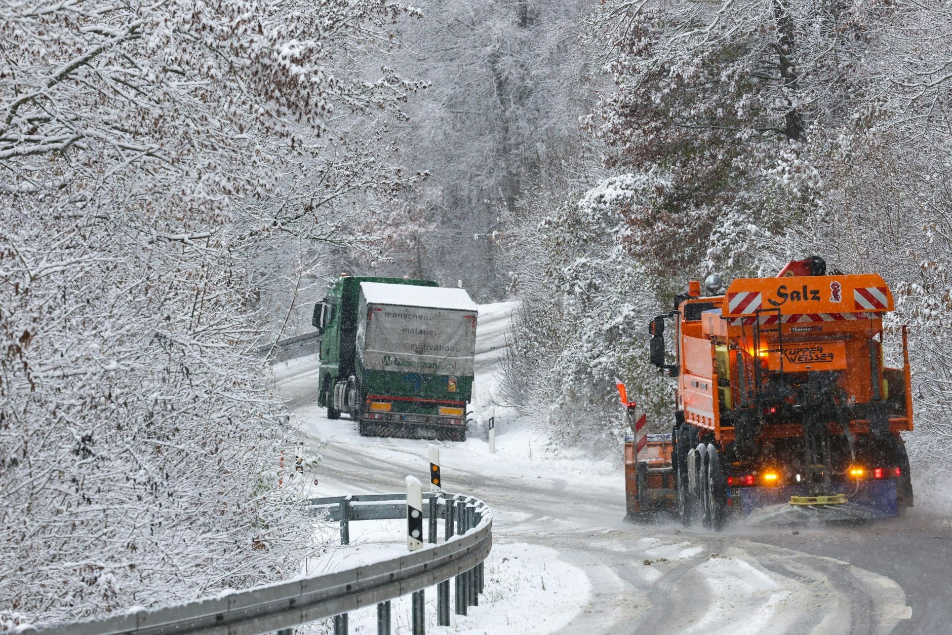 Ein Räumfahrzeug des Winterdienstes ist in Baden-Württemberg im Einsatz. In Schleswig-Holstein und Niedersachsen kam es wegen Streiks hingegen zu Einschränkungen.  