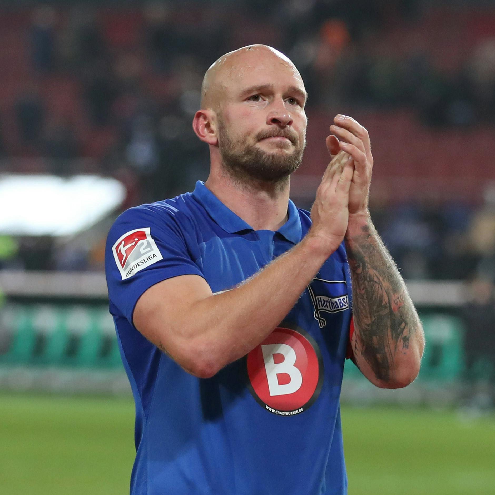 Herthas Kapitän Toni Leistner will nach seiner Muskelverletzung im Oberschenkel gerne spielen, aber Trainer Pal Dardai glaubt nicht an einen Einsatz.