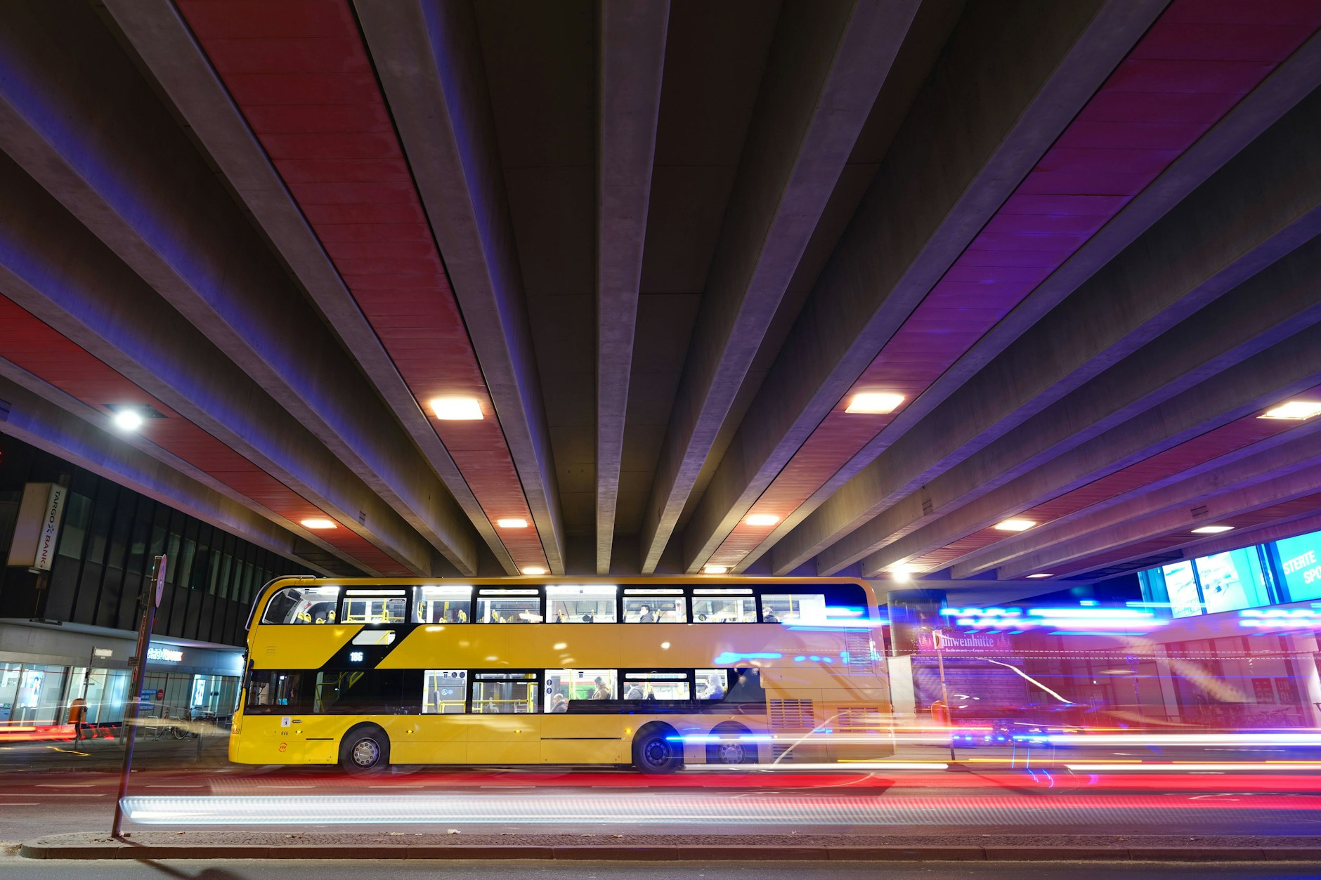 Die BVG hält Berlin in Bewegung: ein Doppeldecker unterwegs in der Stadt. Doch allzu oft werden die Busse des größten kommunalen Nahverkehrsunternehmens in Deutschland ausgebremst.