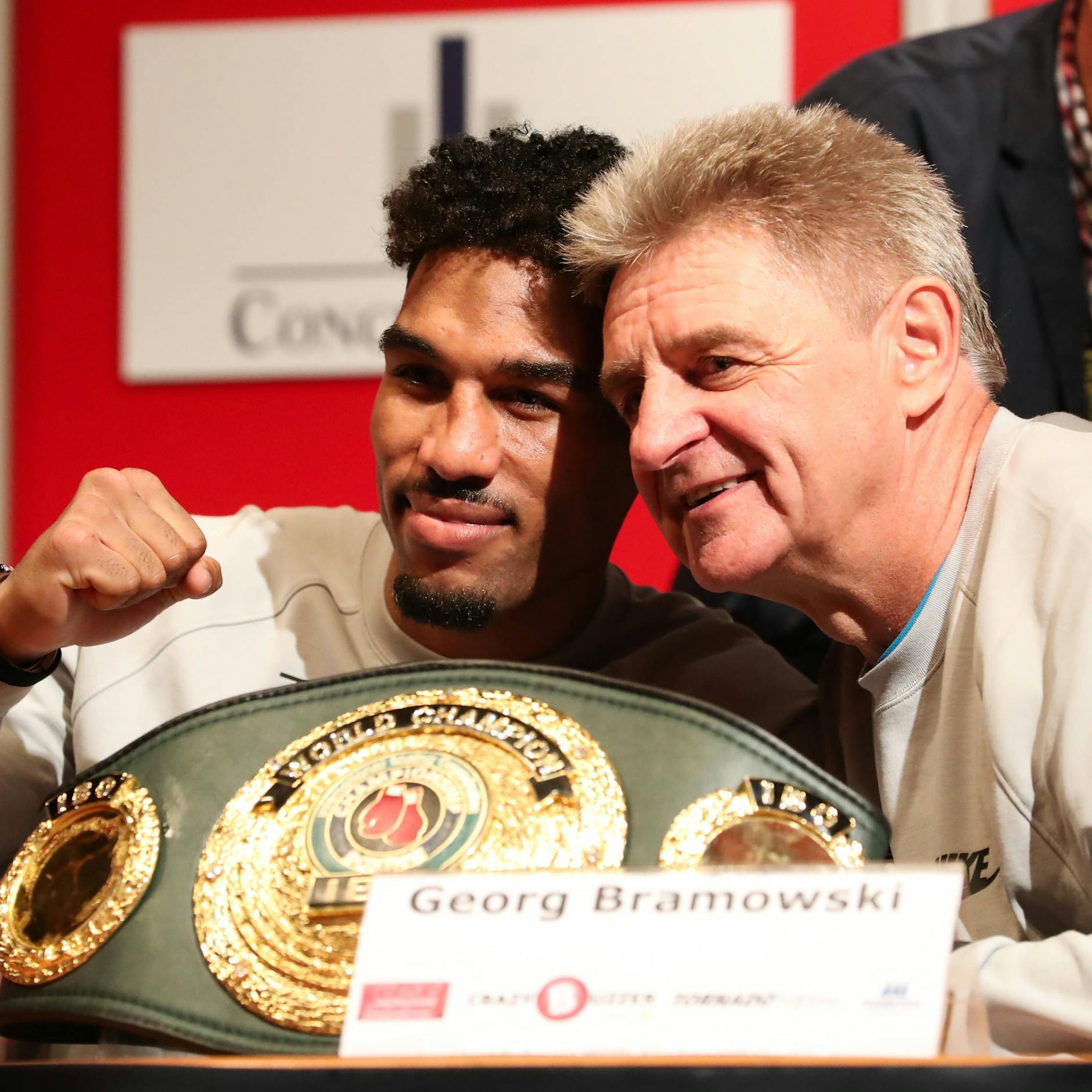 Osleys Iglesias präsentiert mit Trainer Georg Bramowski den WM-Gürtel.