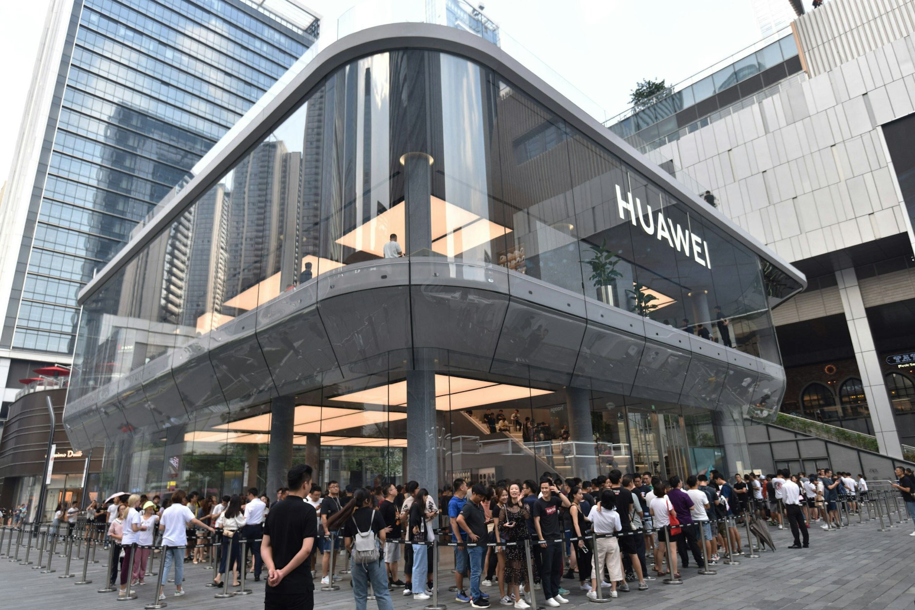 Der globale Flagship-Store von Huawei, in dem es alles gibt, was das Label Huawei trägt, in der Stadt Shenzhen.