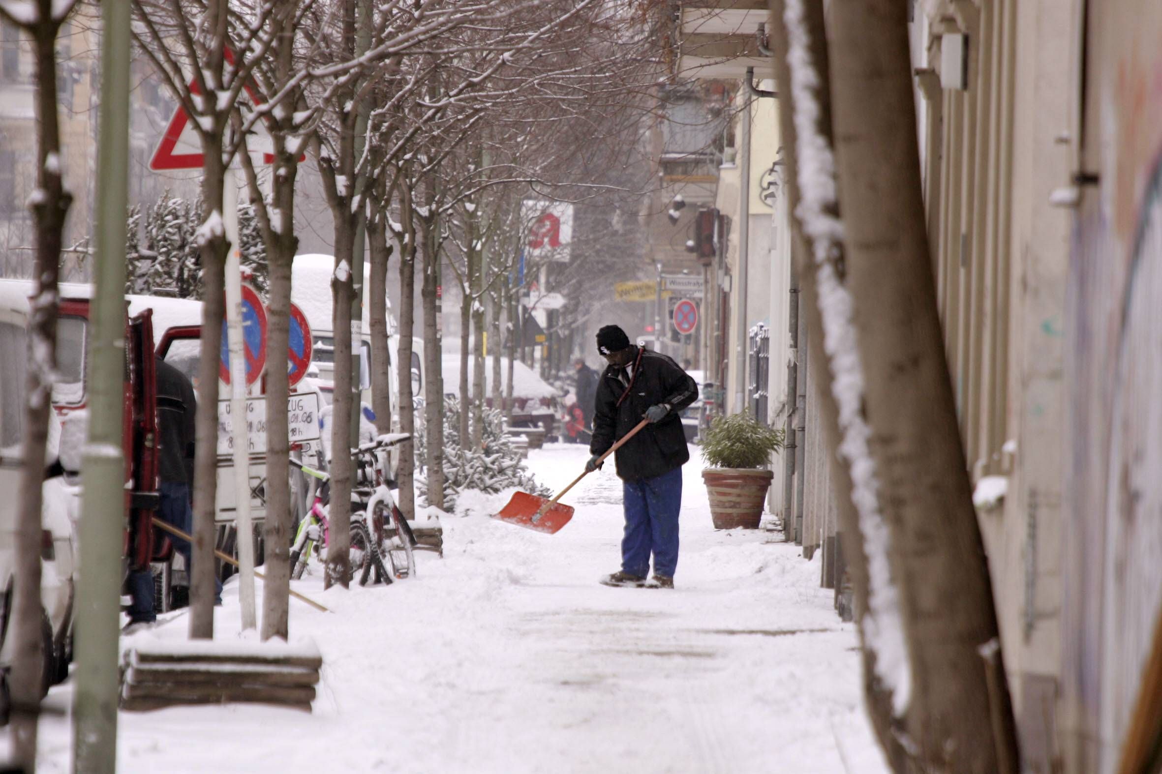 Matsch und Eis: Warum sind Gehwege und Radwege so schlecht geräumt?