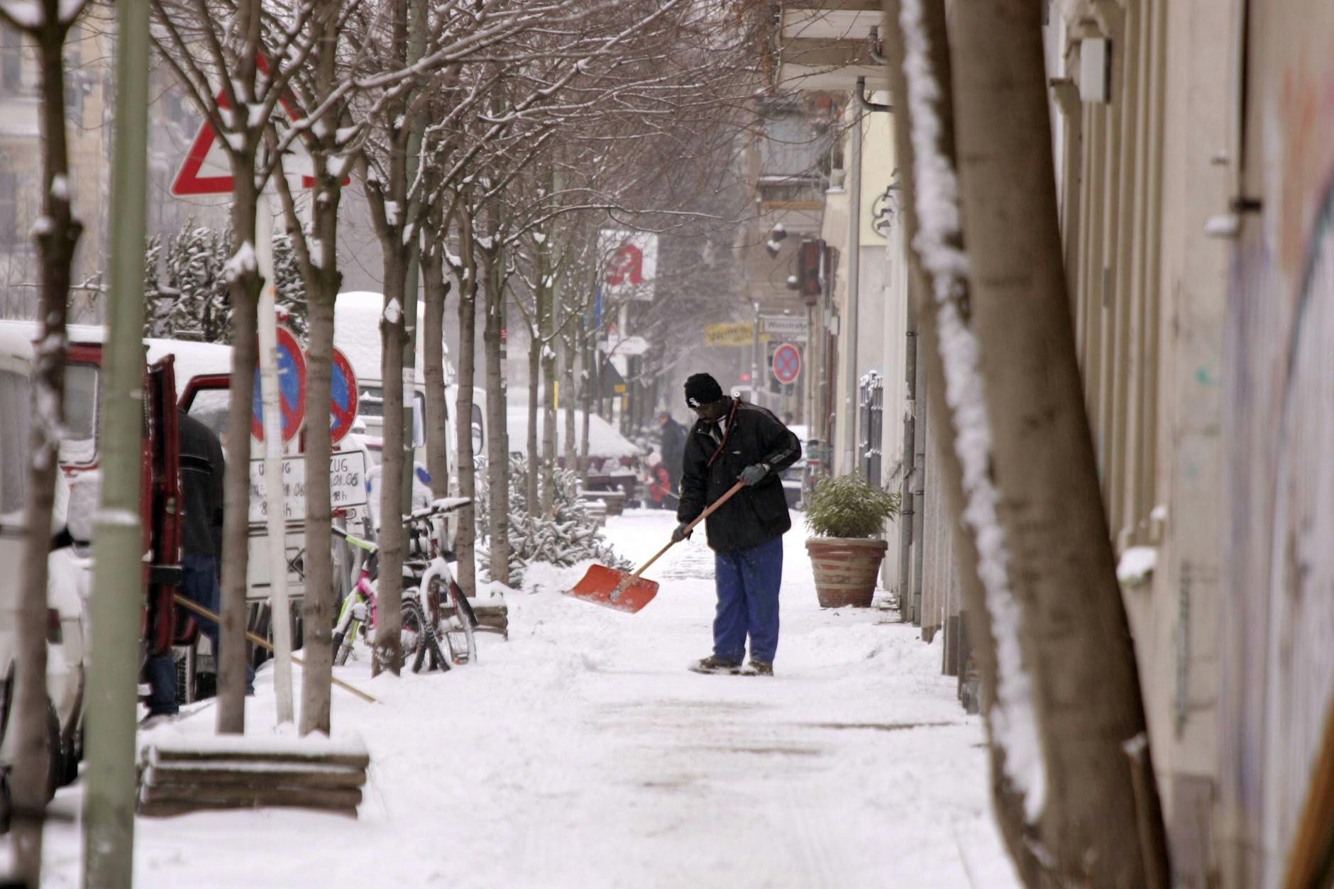 Für das Räumen der Gehwege sind die Eigentümer des jeweiligen Grundstückes zuständig. Das sorgt dafür, dass sich gut und schlecht geräumte Abschnitte abwechseln.