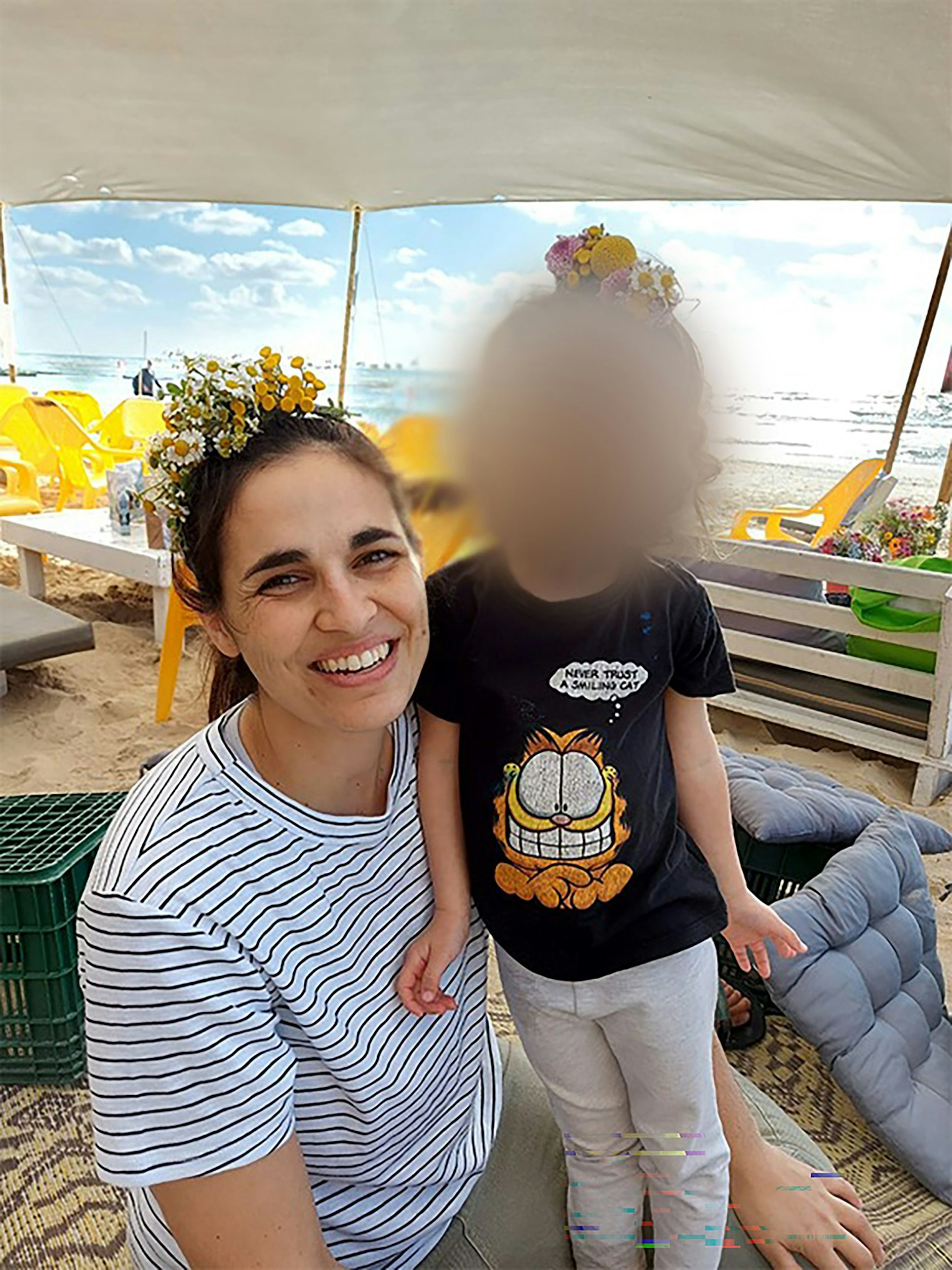 Das Bild zeigt die Deutsch-Israelin Yarden Romann mit ihrer Tochter Gefen (3 Jahre, gepixelt) vor der Entführung.