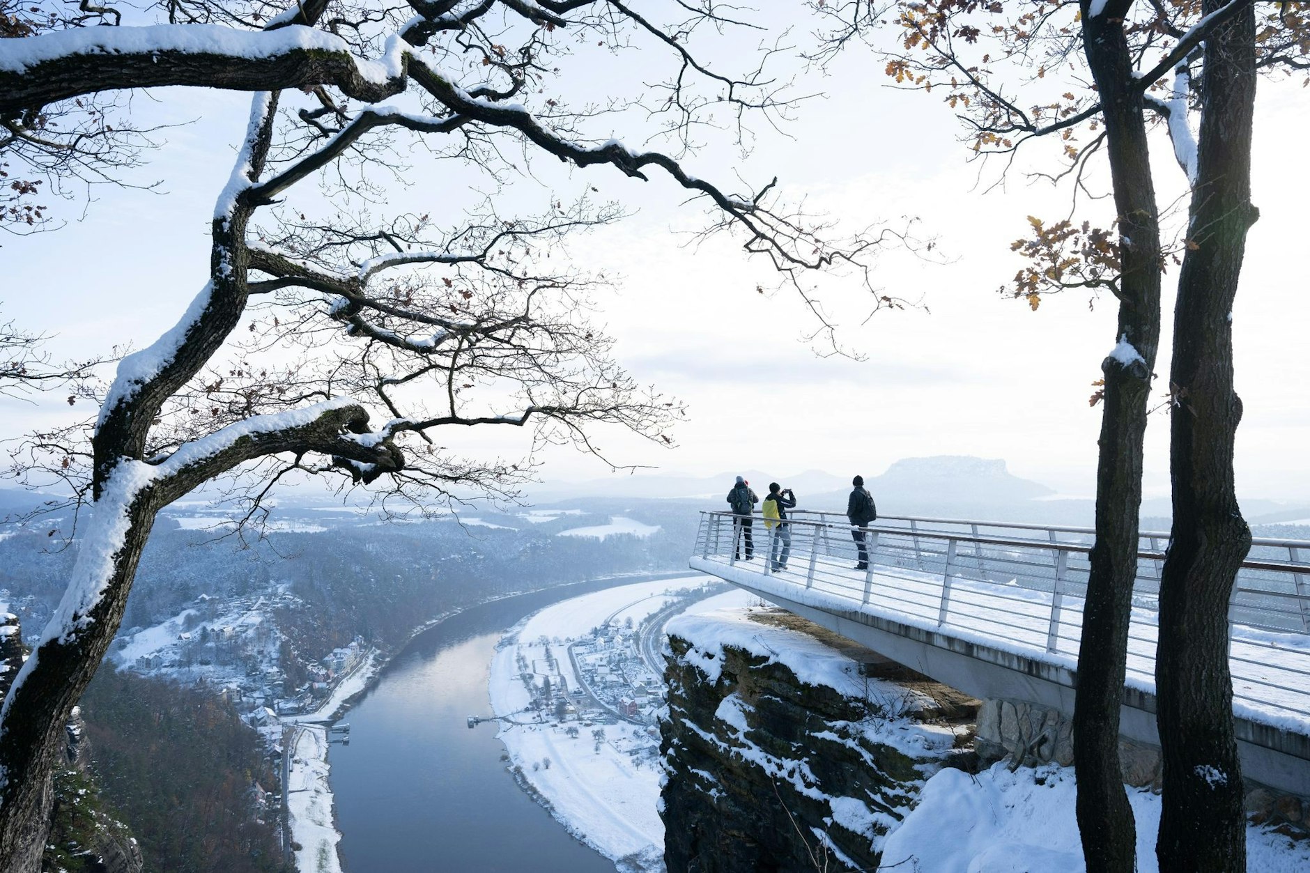 Warm anziehen: Am Wochenende soll es kalt bleiben. Schneelandschaften, wie hier im Nationalpark Sächsische Schweiz, dürften dennoch einige Menschen in die Natur ziehen.