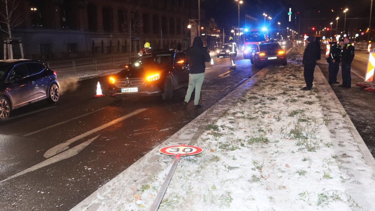 Unterwegs auf Sommerreifen baute der Fahrer des Mercedes Rennwagens in Mitte einen Unfall.
