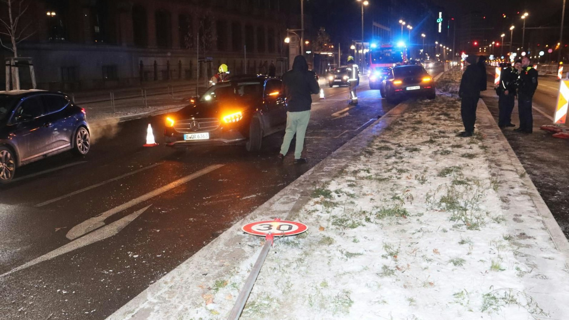 Unterwegs auf Sommerreifen baute der Fahrer des Mercedes Rennwagens in Mitte einen Unfall.
