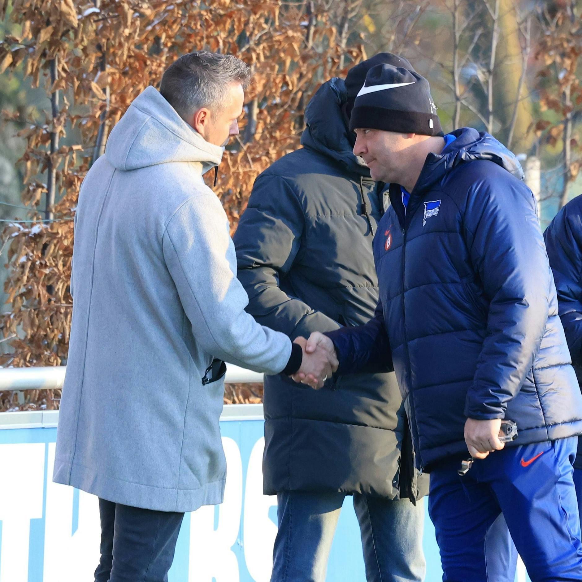 Trainer Pal Dardai begrüßt Präsident Kay Bernstein am Trainingsplatz.