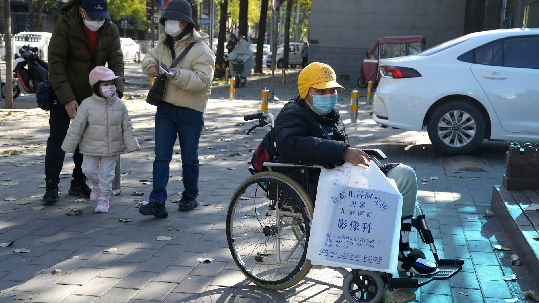 Ein Junge, in einem Rollstuhl, hält eine Tasche aus der radiologischen Abteilung eines Kinderkrankenhauses. Chinesische Behörden haben nach eigenen Angaben keine „ungewöhnlichen oder neuartigen Krankheiten“ im Land festgestellt, teilte die Weltgesundheitsorganisation (WHO) mit. Die Erreger der gehäuft auftretenden Lungenentzündungen sind bekannt.&nbsp;&nbsp;