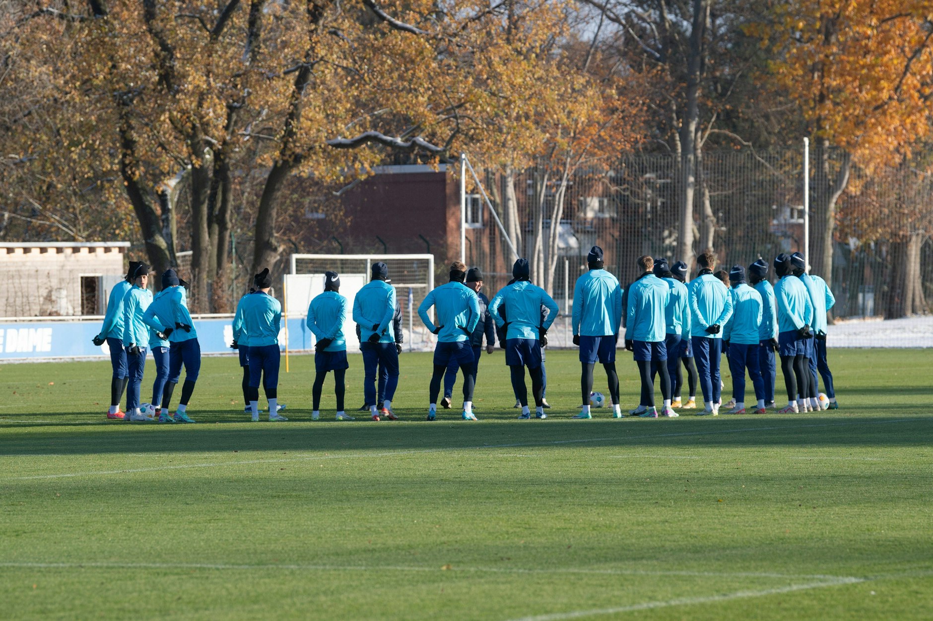 Herthas Trainer Pal Dardai hält auf dem Schenckendorffplatz eine Ansprache an die Spieler. Der Coach erteilte in dieser Woche einen Siegbefehl gegen Elversberg an das Team 