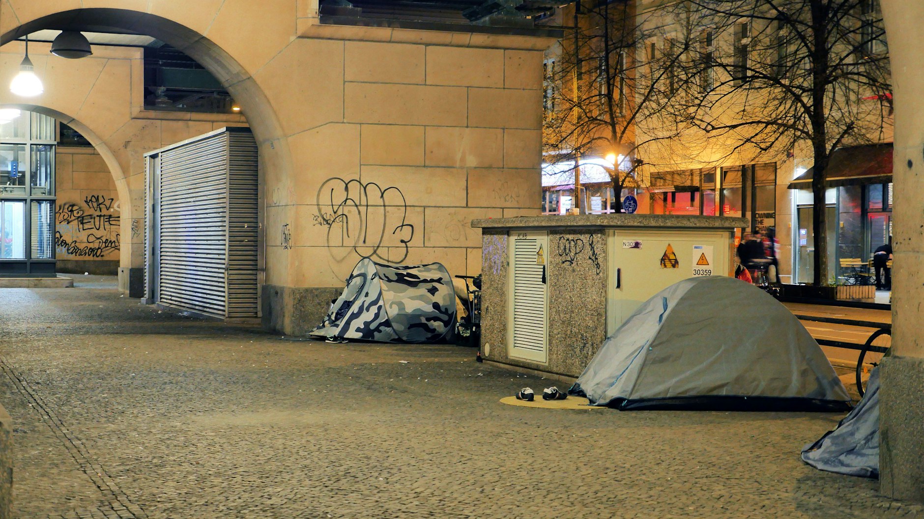 Unter dem Viadukt in der Schönhauser Allee leben Obdachlose in Zelten.