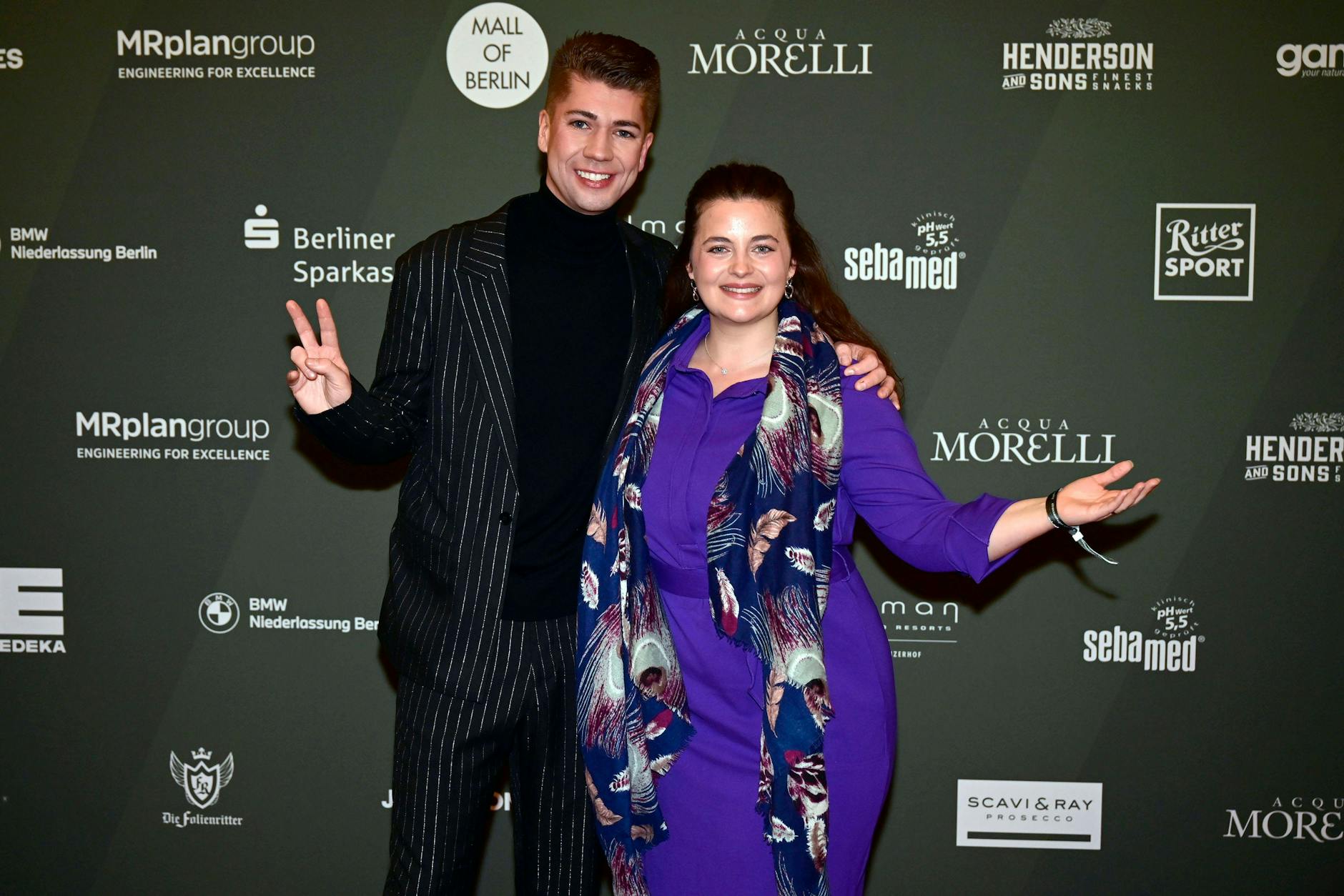 Maximilian Seitz und Ronja Forcher beim Straßenfeger Charity-Event in der Mall of Berlin.