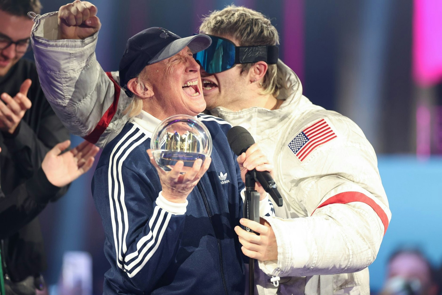 dpatopbilder - Zum 24. Mal wird der begehrte Musikpreis «1Live-Krone» vergeben. Großer Abräumer des Abends ist Rapper Ski Aggu (r), der mit Otto Waalkes ihren Preis «Bester Song» im Lokschuppen Bielefeld feiert.  