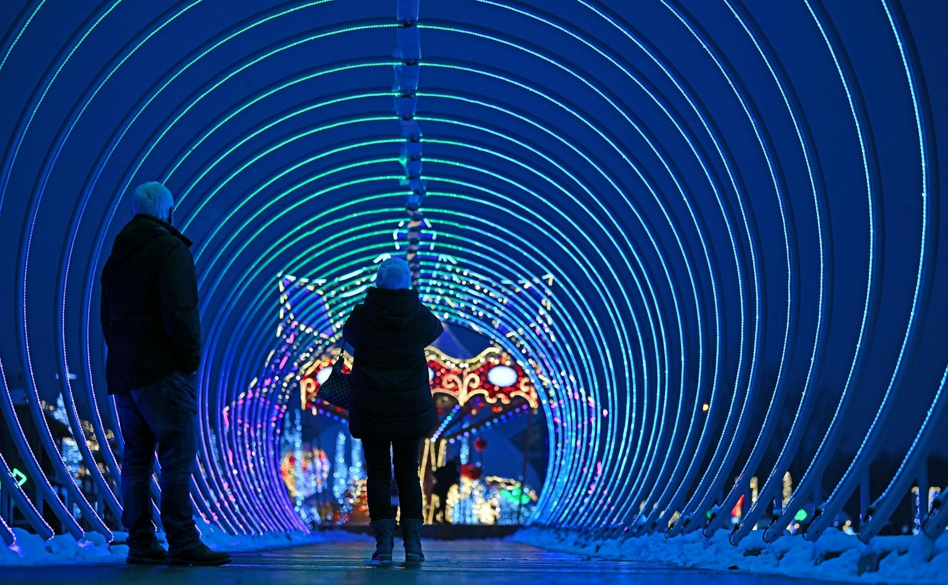 dpatopbilder - Magisch: Die dritte Auflage der Thüringer Glitzerwelt im Spiel- und Sonnenpark Stausee Hohenfelden begeistert mit zahlreichen Lichtern und Installationen die Besucher.  