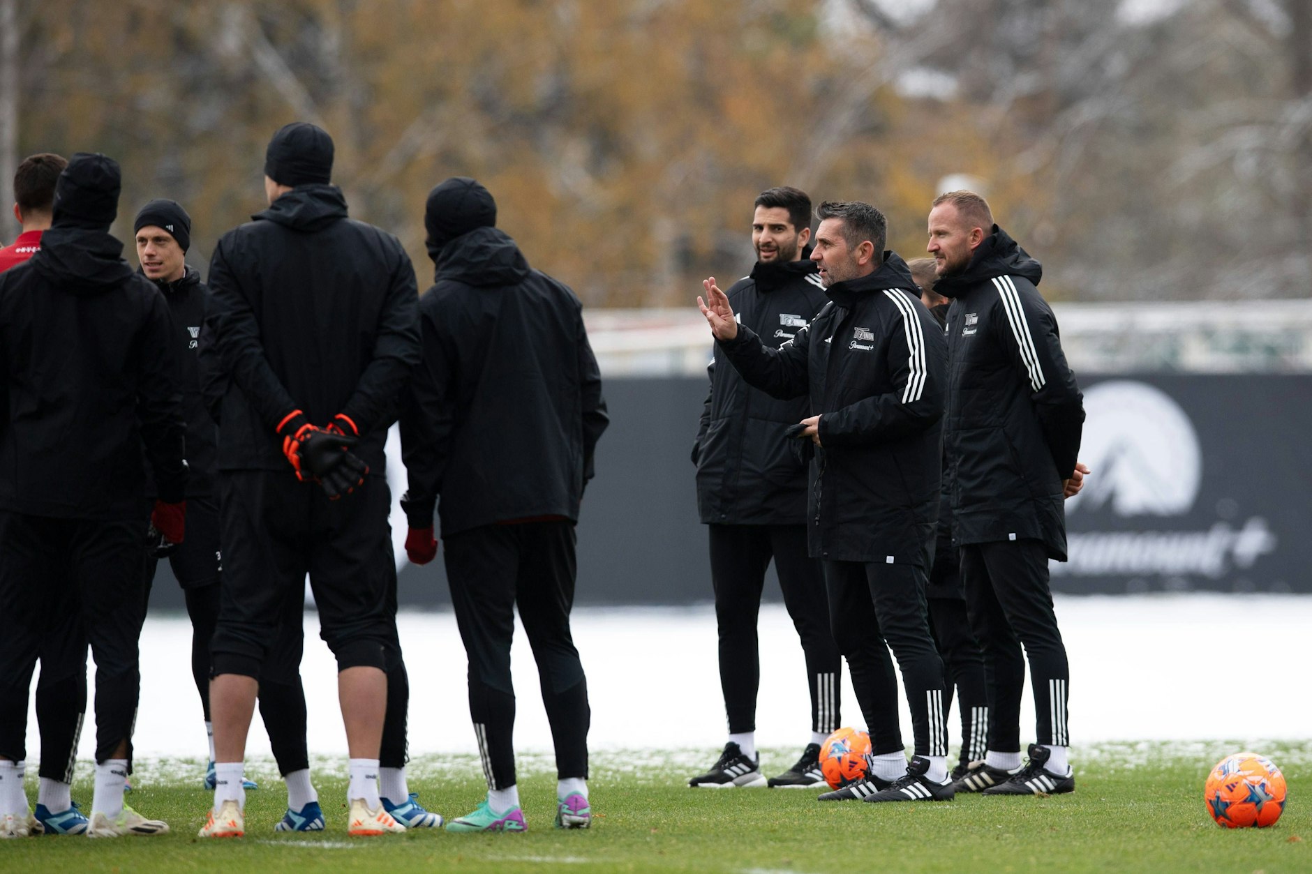 Union-Trainer Nenad Bjelica (52, 2.v.r.) hat durch die Spielabsage beim FC Bayern Zeit gewonnen. Viel Arbeit wartet.&nbsp;