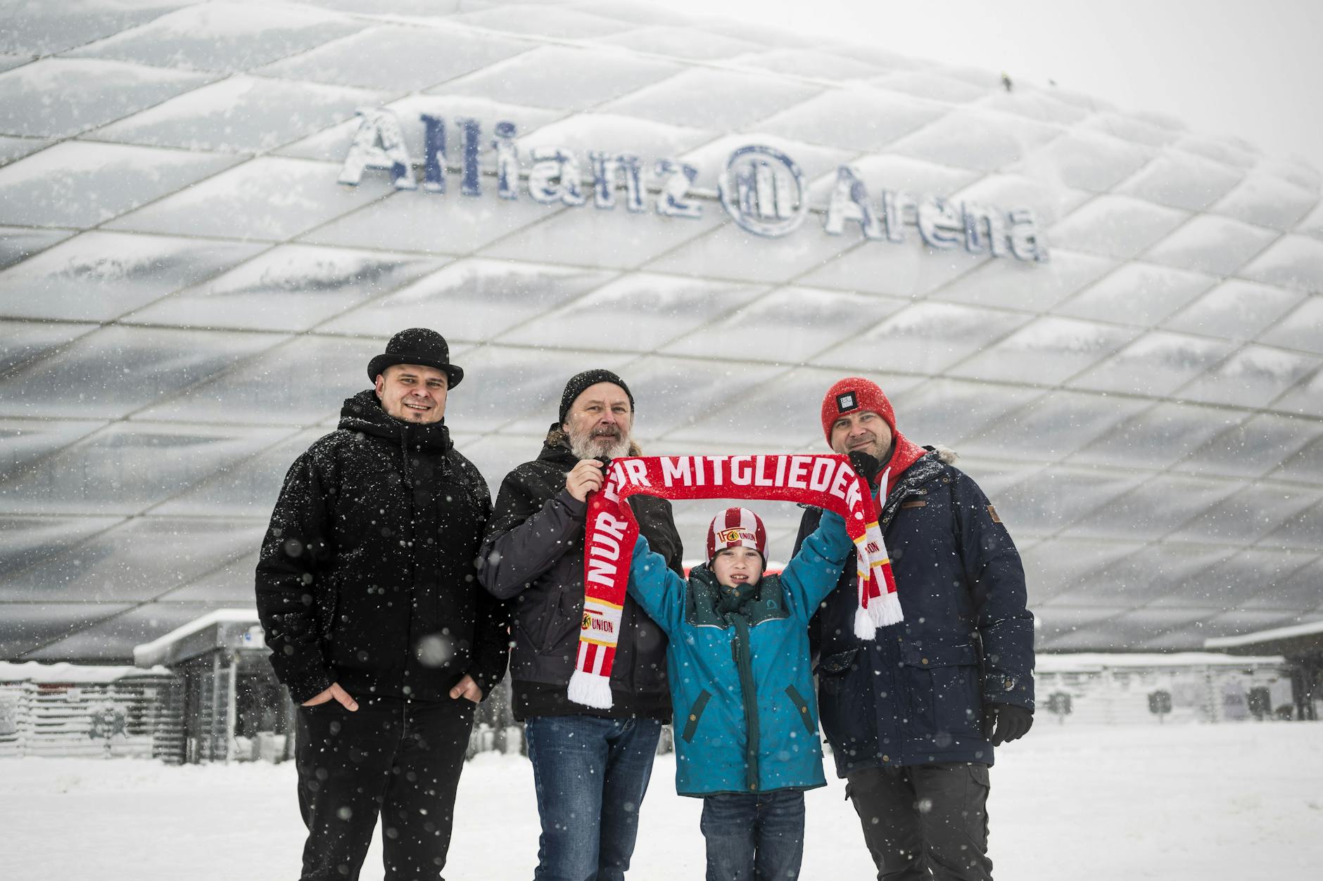 Fans des 1. FC Union, die es im Dezember zur Allianz-Arena geschafft hatten, machten gute Miene zum abgesagten Spiel beim FC Bayern.