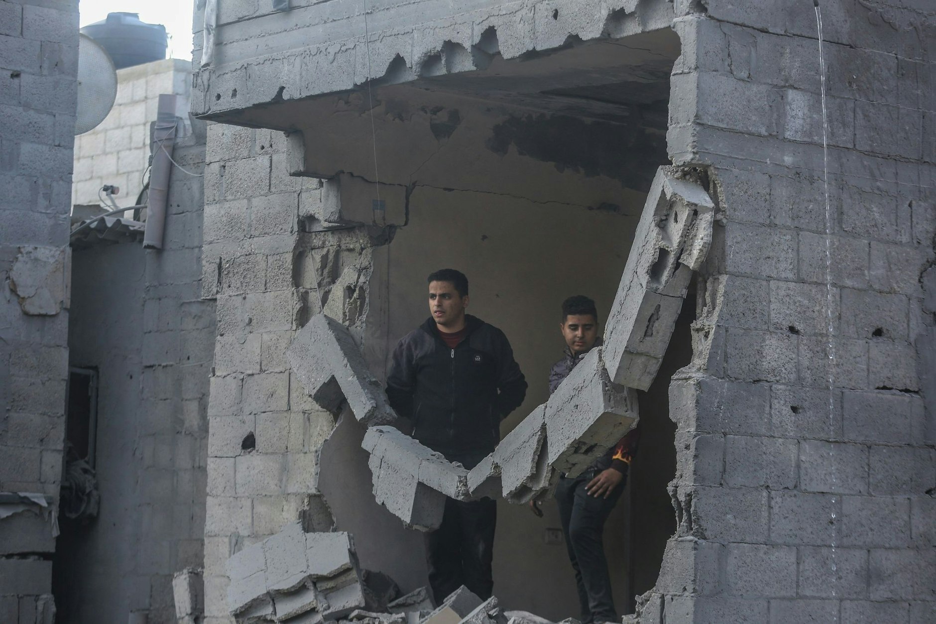 Zwei Palästinenser begutachten die Schäden nach einem israelischen Luftangriff im südlichen Gazastreifen. Nach dem Ende der siebentägigen Waffenruhe hat die israelische Armee die Kämpfe im Gazastreifen wieder aufgenommen. Die Hamas schoss erneut Raketen auf Israel ab.  