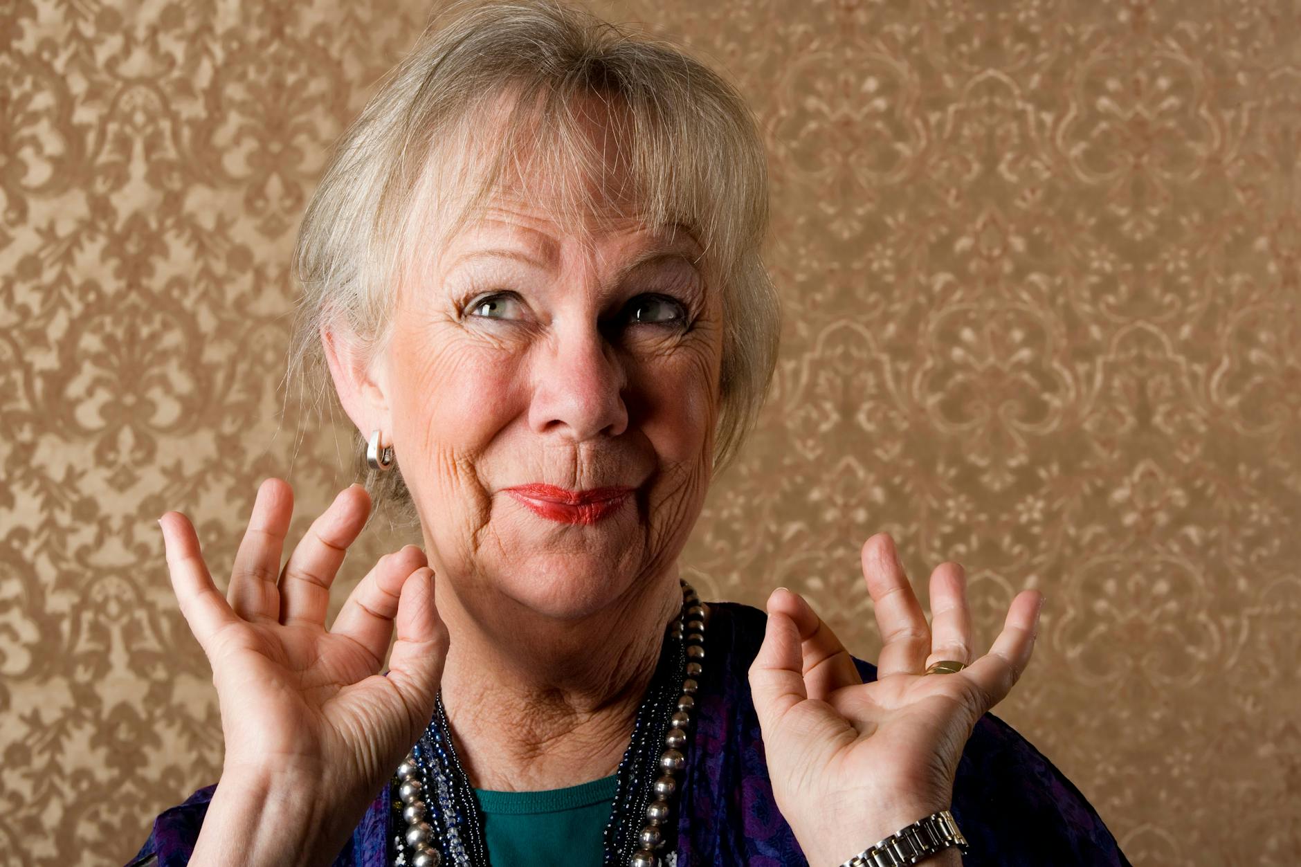 Sie wehrt sich nicht gegen Falten und graue Haare. Das gelebte Leben und Lebensfreude sind ihr ins Gesicht geschrieben. 