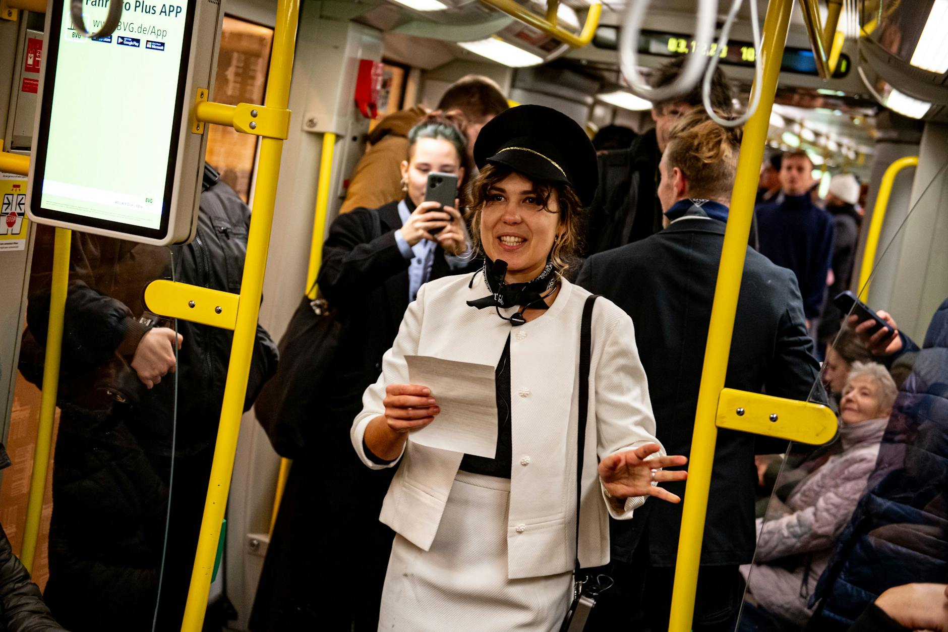 Mitglieder von Extinction Rebellion protestieren als Flugbegleiter verkleidet in einer Berliner U-Bahn. Die Protestgruppe demonstriert mit dieser Aktion gegen die Weltklimakonferenz der Vereinten Nationen (COP28), die in Dubai stattfindet.
