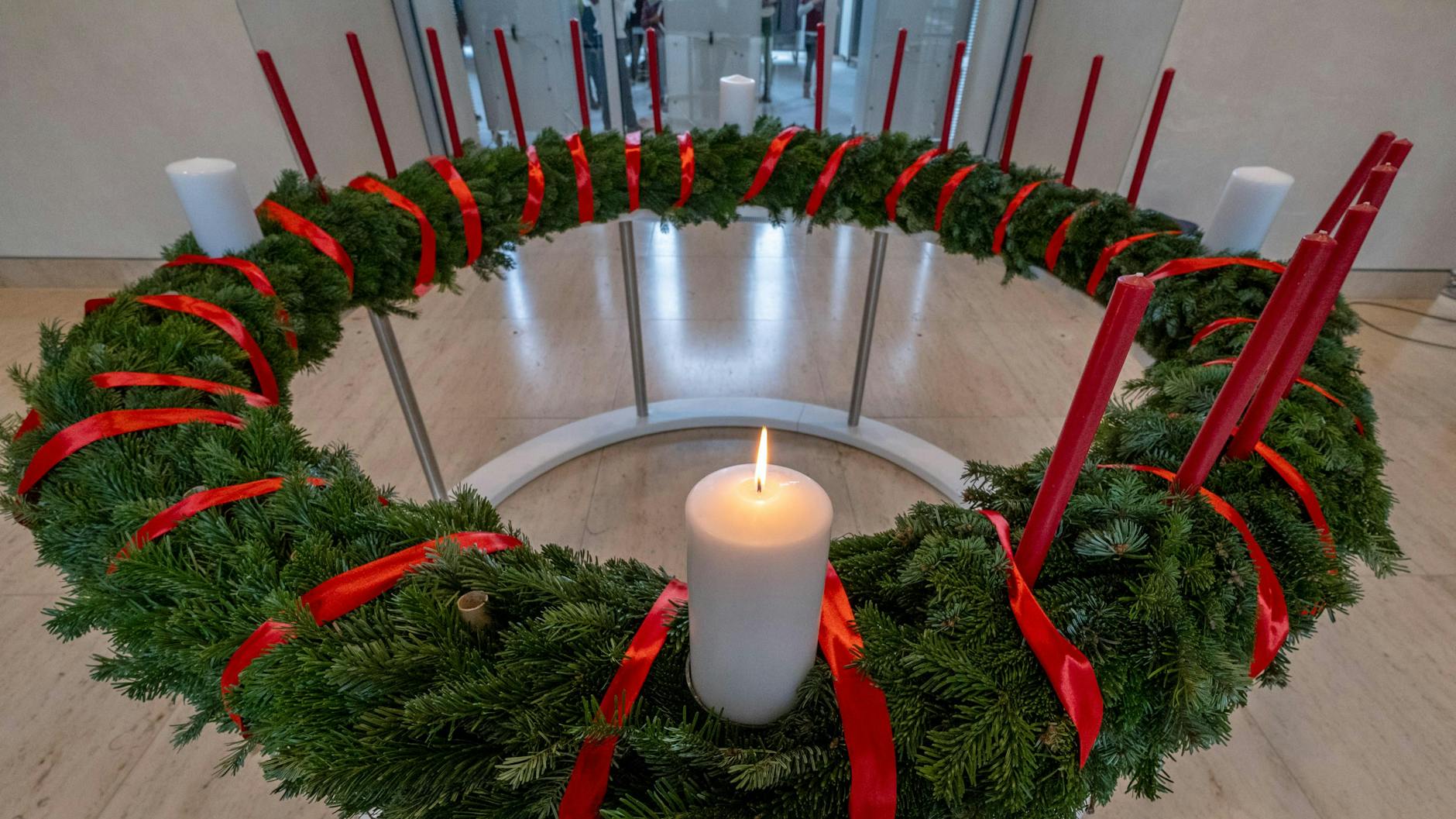 Wichern-Adventskranz im Bundestag: Seit 15 Jahren wird so ein Adventskranz von der Diakonie überreicht. Der Kranz hat vier weiße Kerzen für die Sonntage und rote Kerzen für die anderen Tage. Die Zahl dieser Kerzen variiert jedes Jahr