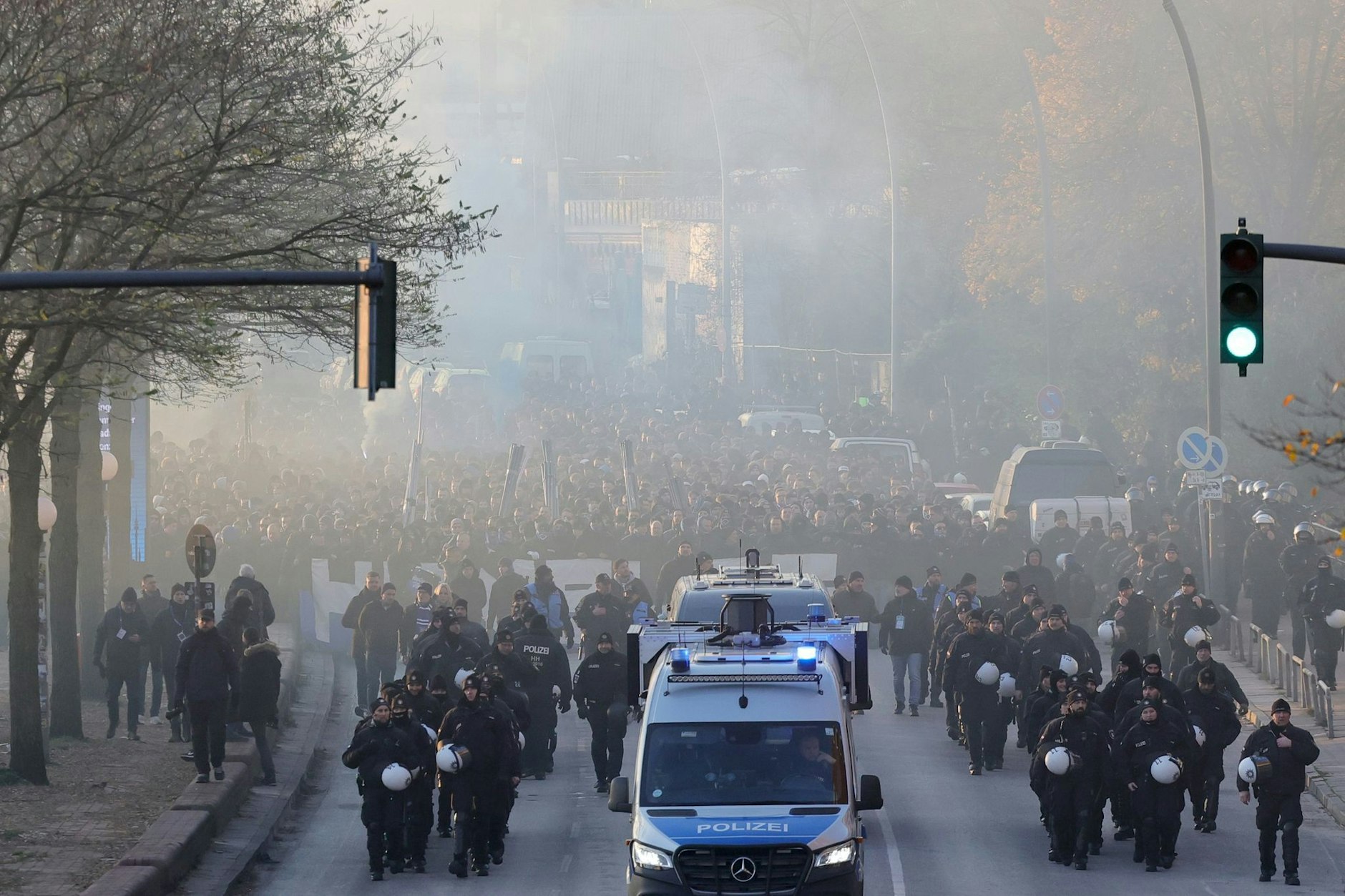 dpatopbilder - Fans des Hamburger SV laufen die Hafenstraße entlang zum Millerntor-Stadion, wo heute das Fußballspiel gegen den FC St.Pauli ansteht.  