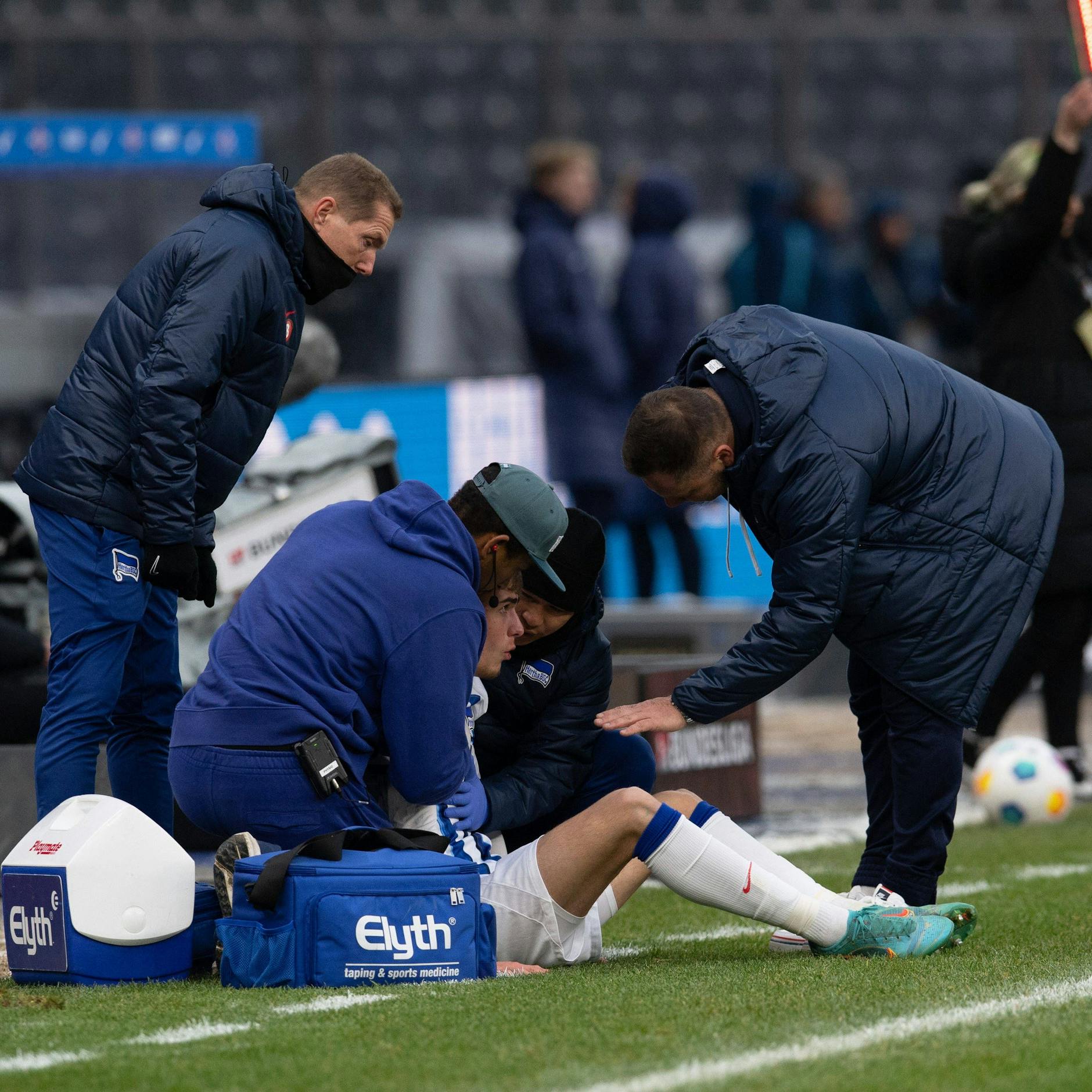 Marten Winkler versucht wieder Luft zu holen. Trainer Pal Dardai versucht, ihn zu beruhigen.