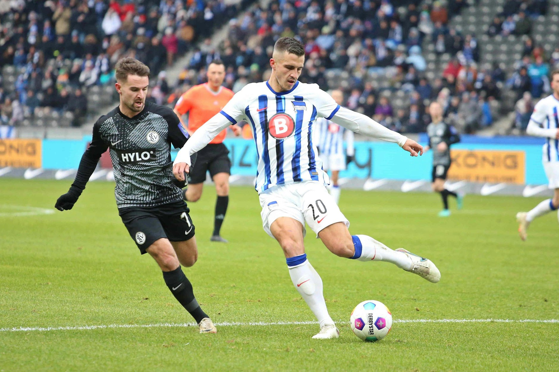 Herthas Verteidiger Marc Kempf spielte in der ersten Halbzeit gegen Elversberg total unsicher und wurde ausgewechselt.