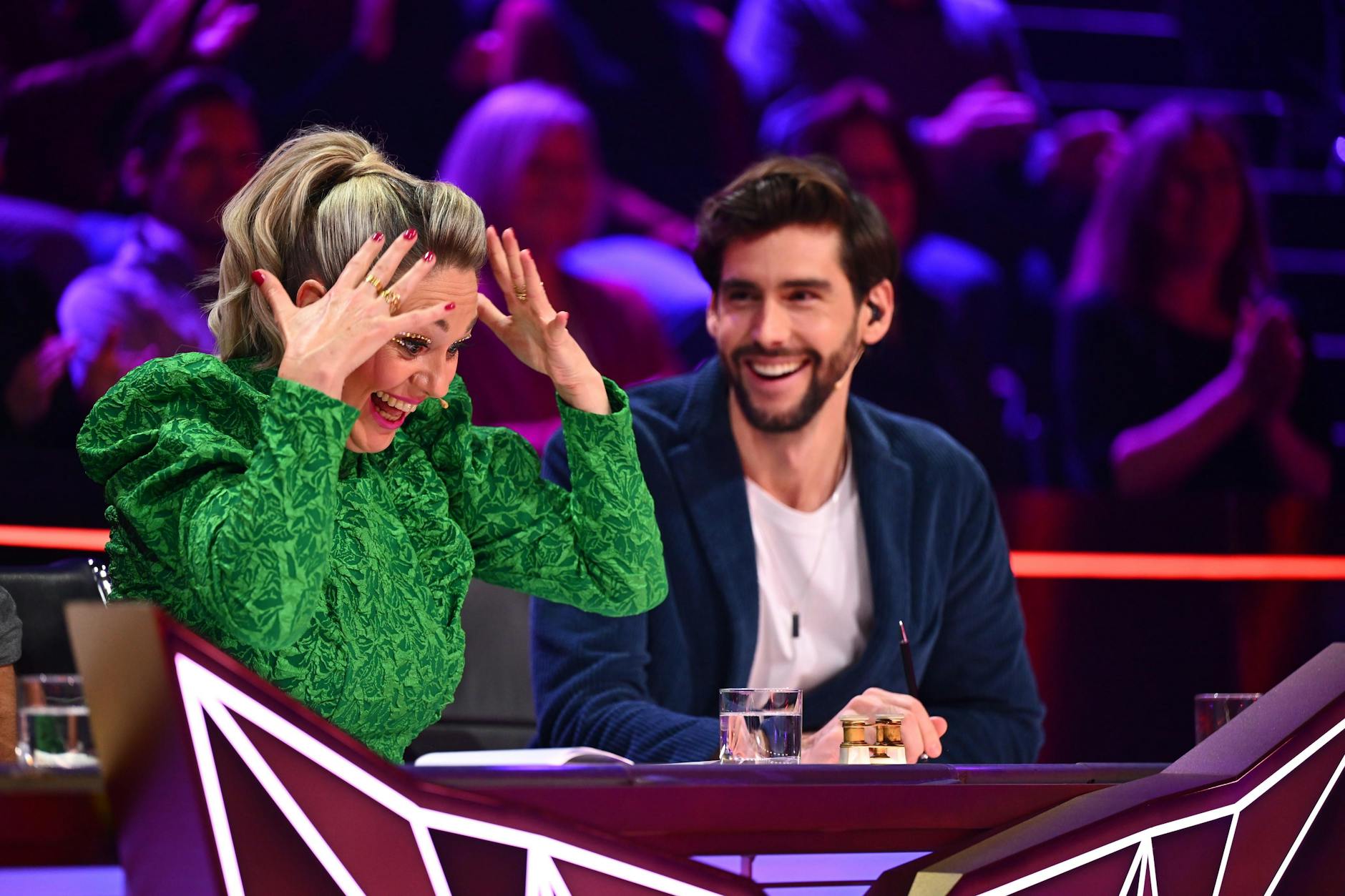 Ruth Moschner sitzt in der aktuellen Staffel von „Masked Singer“ neben Alvaro Soler im Rateteam.