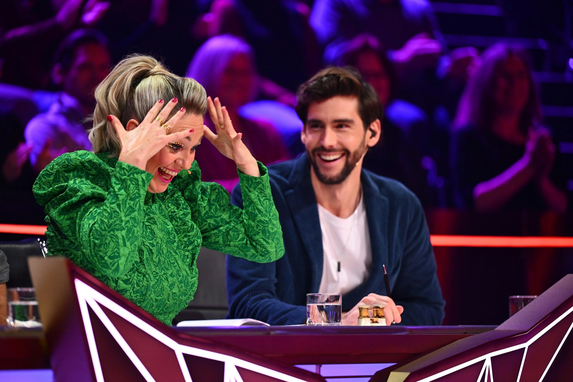 Ruth Moschner sitzt in der aktuellen Staffel von „Masked Singer“ neben Alvaro Soler im Rateteam.