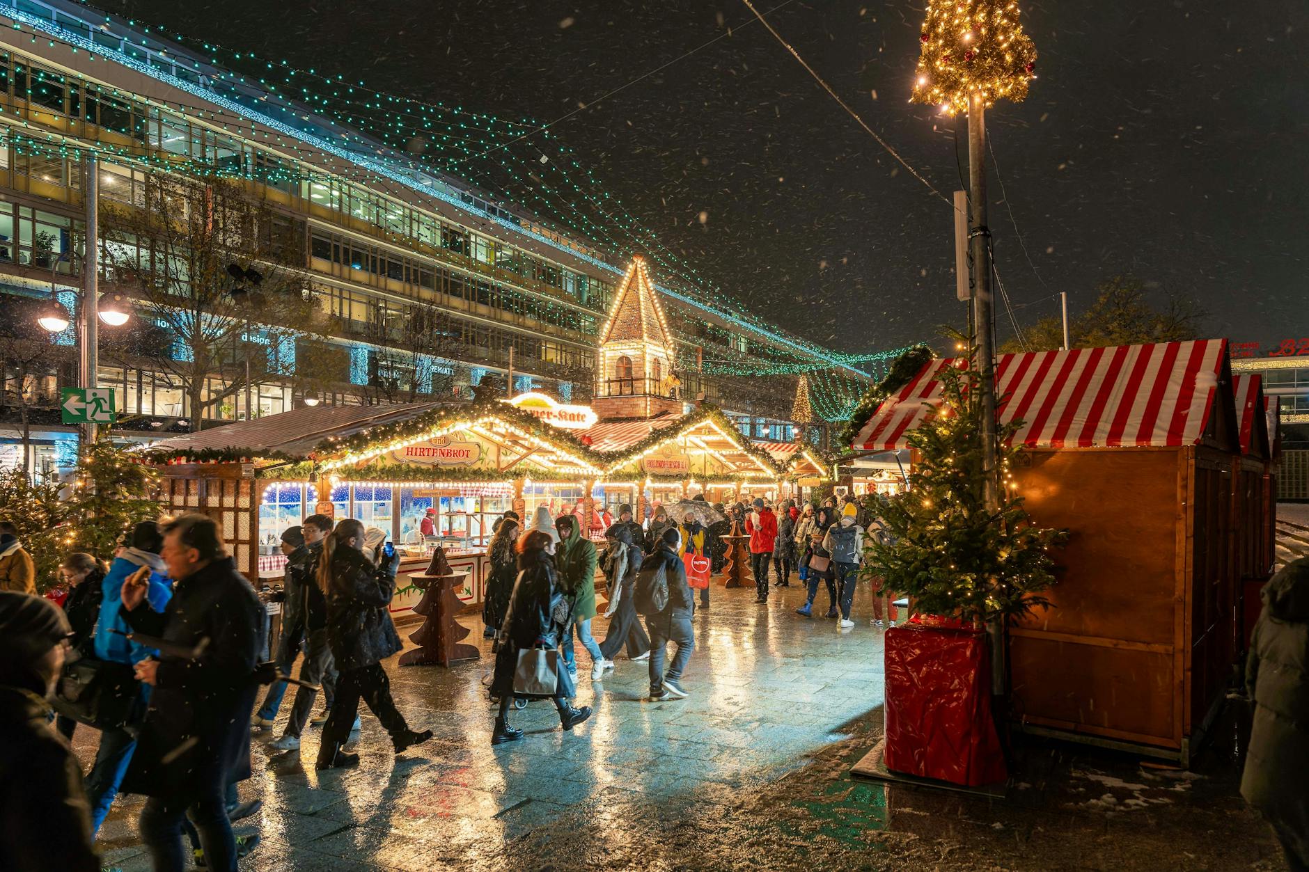 Auch in diesem Jahr gibt es einen Weihnachtsmarkt am Breitscheidplatz - hier verübte Attentäter Anis Amri 2016 einen furchtbaren Anschlag.