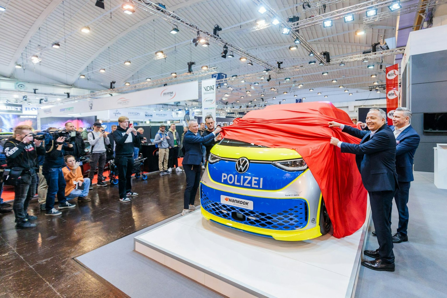 HANDOUT - Auf der Essen Motor Show wird ein getunter Elektro-VW-ID.Buzz präsentiert. Die Polizei will damit unter dem Motto «Tune it. Safe» für die Verwendung geprüfter und zugelassener Tuning-Teile werben.  pa