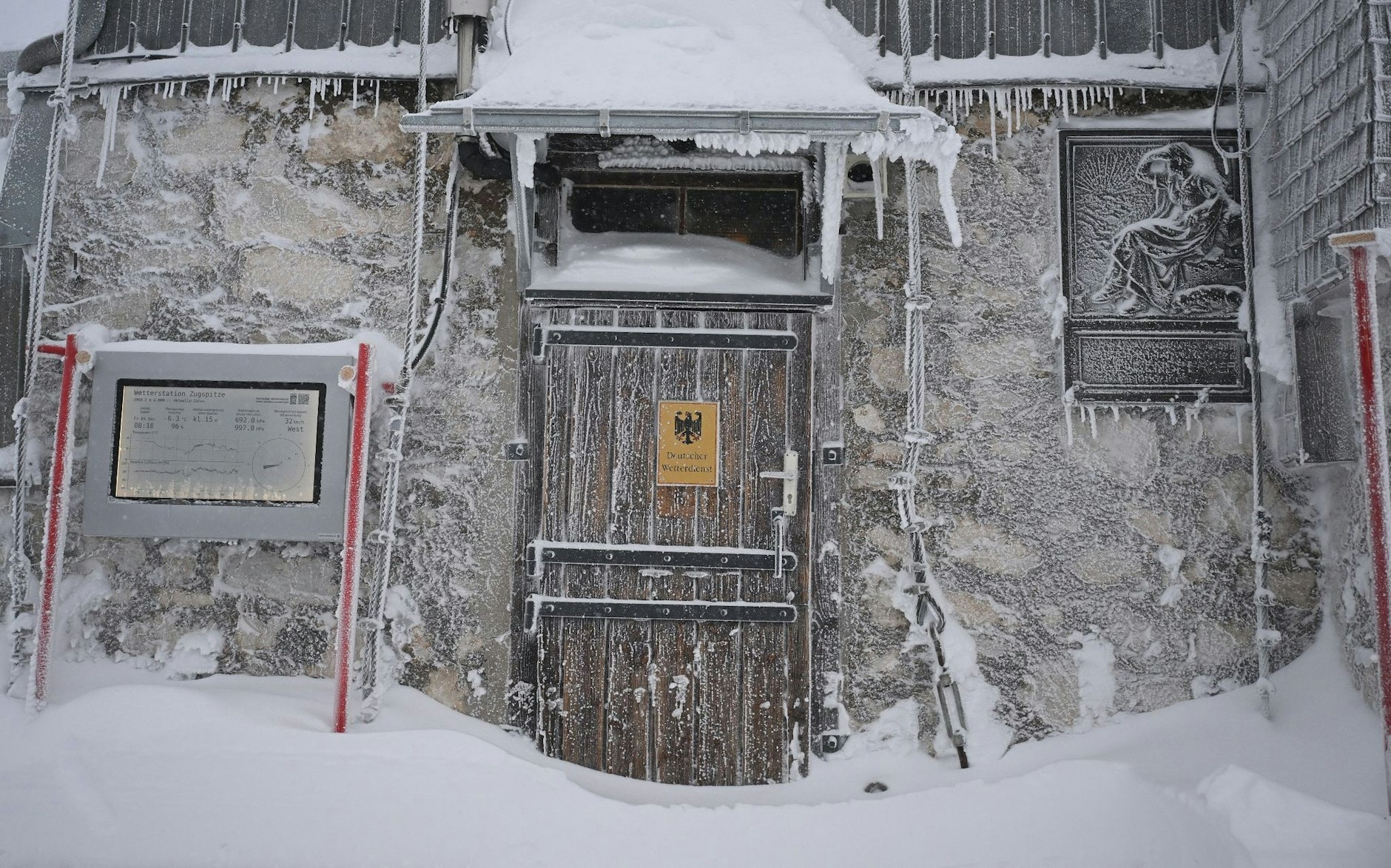 Ab heute an können Skifahrende an der Zugspitze ihre ersten Schwünge ziehen. An Deutschlands höchstem Berg startet der Winterbetrieb - gut zwei Tage nach den ersten Liften im Schwarzwald.  