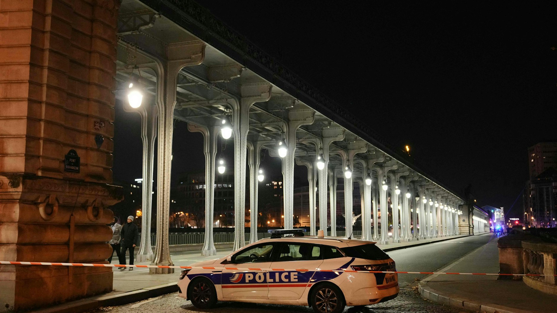 Ein Einsatzfahrzeug der Polizei in der Nähe des Tatortes - hier stach ein Angreifer einen deutschen Touristen nieder.
