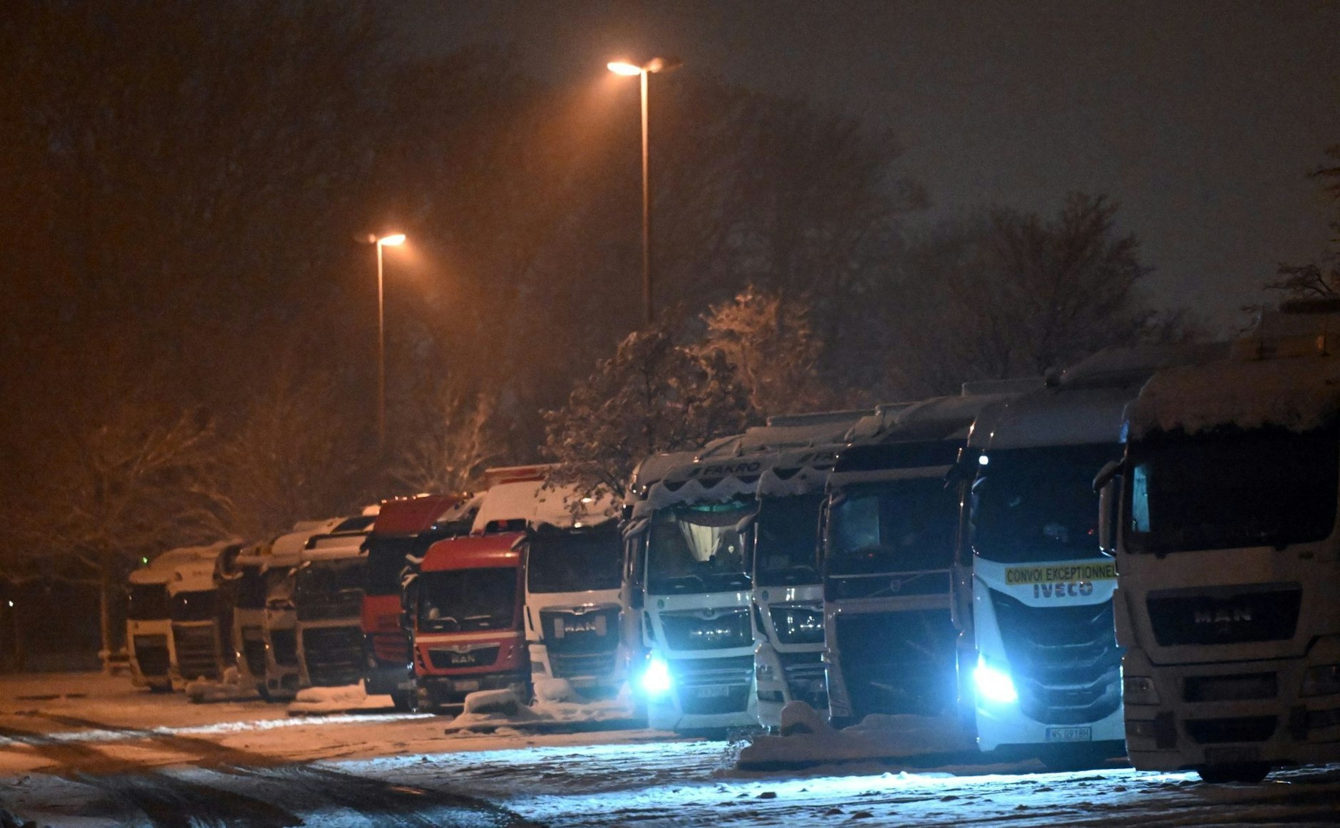 Für schwere Lastwagen auf deutschen Autobahnen und Bundesstraßen gilt ab heute eine deutlich höhere Maut. Sie enthält nun auch einen Aufschlag für CO2-Ausstoß.  