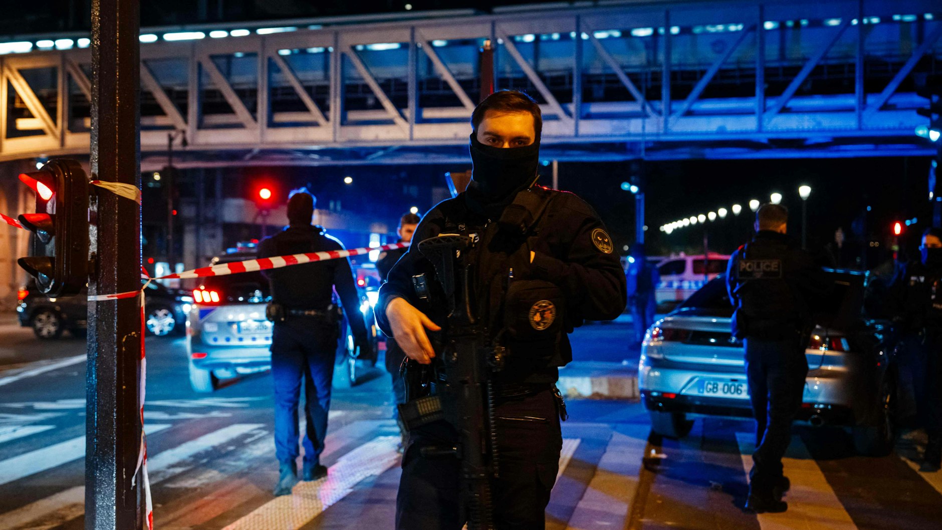 Polizisten sperrten den Tatort in Paris ab.