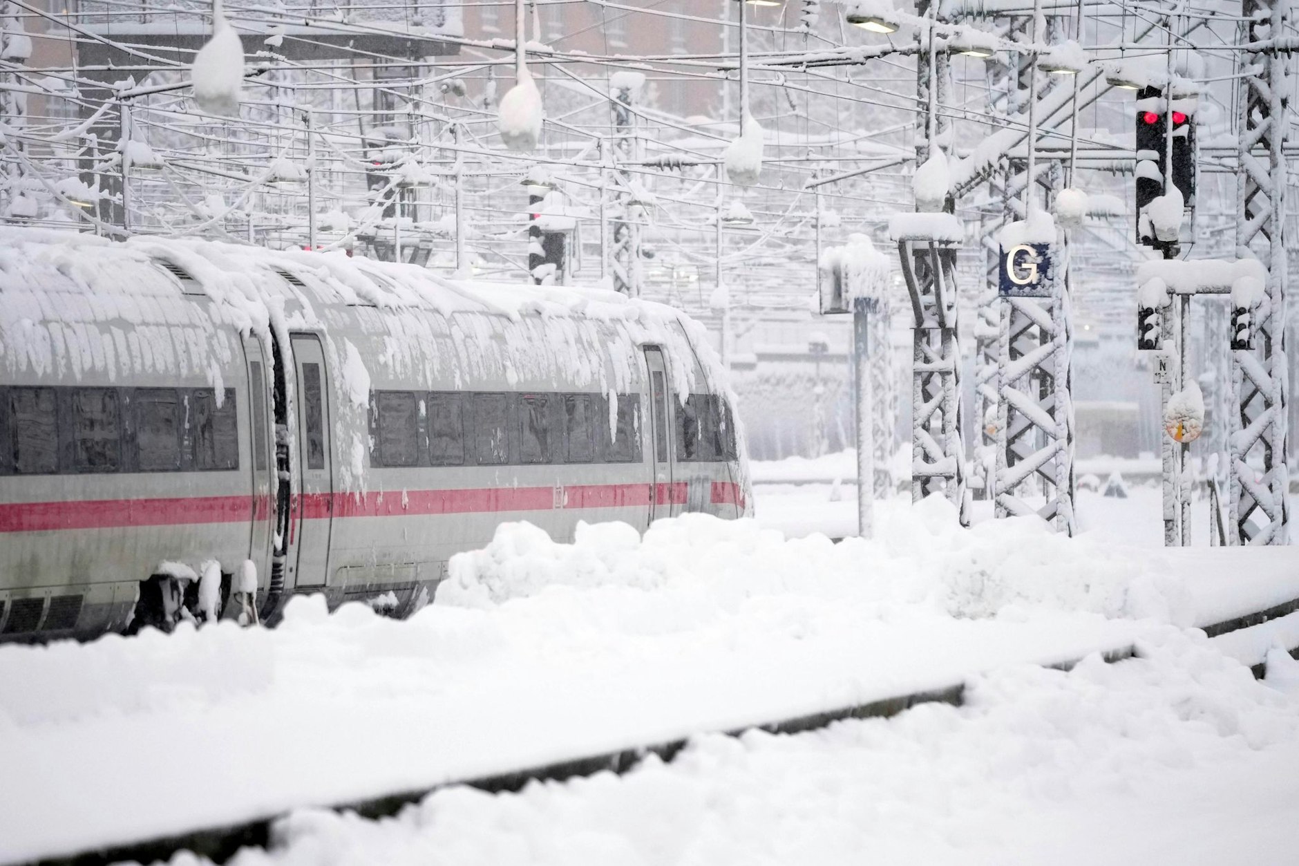 Der Zugverkehr von und zum Hauptbahnhof in München wurde aufgrund der Schneemassen vorübergehend eingestellt.