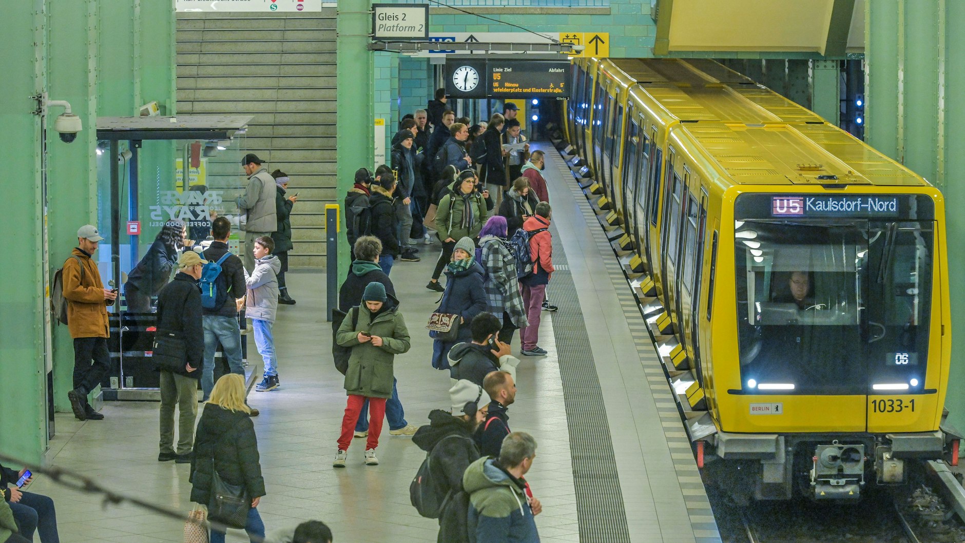 Als Seniorin in einer übervollen U-Bahn einen Sitzplatz angeboten zu bekommen, ist ein fast ausgestorbener Akt der Höflichkeit.&nbsp;