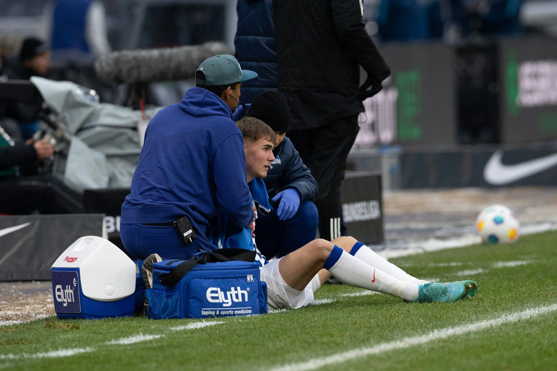 Herthas Marten Winkler hatte Atemnot, wurde sofort am Spielfeldrand behandelt und musste dann in die Klinik.