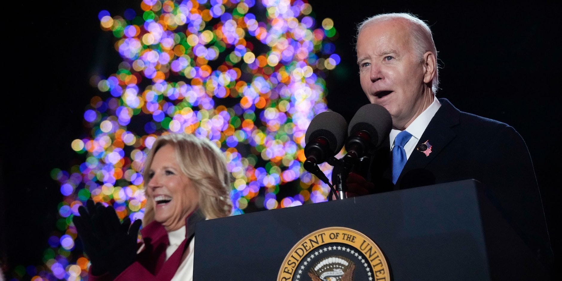 dpatopbilder - Fünf, vier, drei, zwei, eins: US-Präsident Joe Biden hat mit seiner Ehefrau Jill die Weihnachtszeit in den USA eingeläutet. Sie brachten den traditionellen Weihnachtsbaum vor dem Weißen Haus zum Leuchten.  