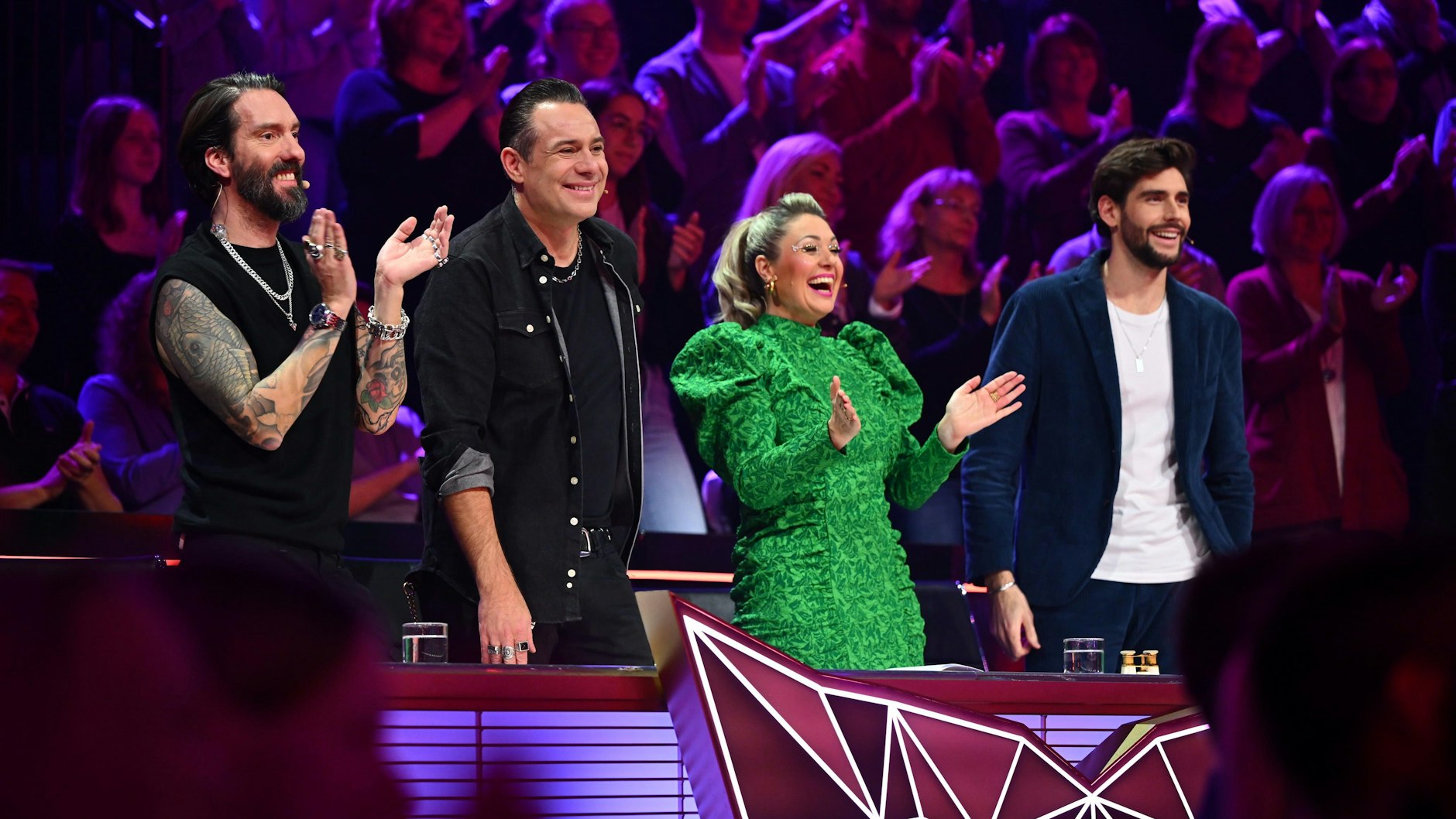 Das Rateteam in der aktuellsten Folge von „Masked Singer“: Ruth Moschner und Alvaro Solér wurden von Alex Völkel und Sascha Vollmer von BossHoss unterstützt.