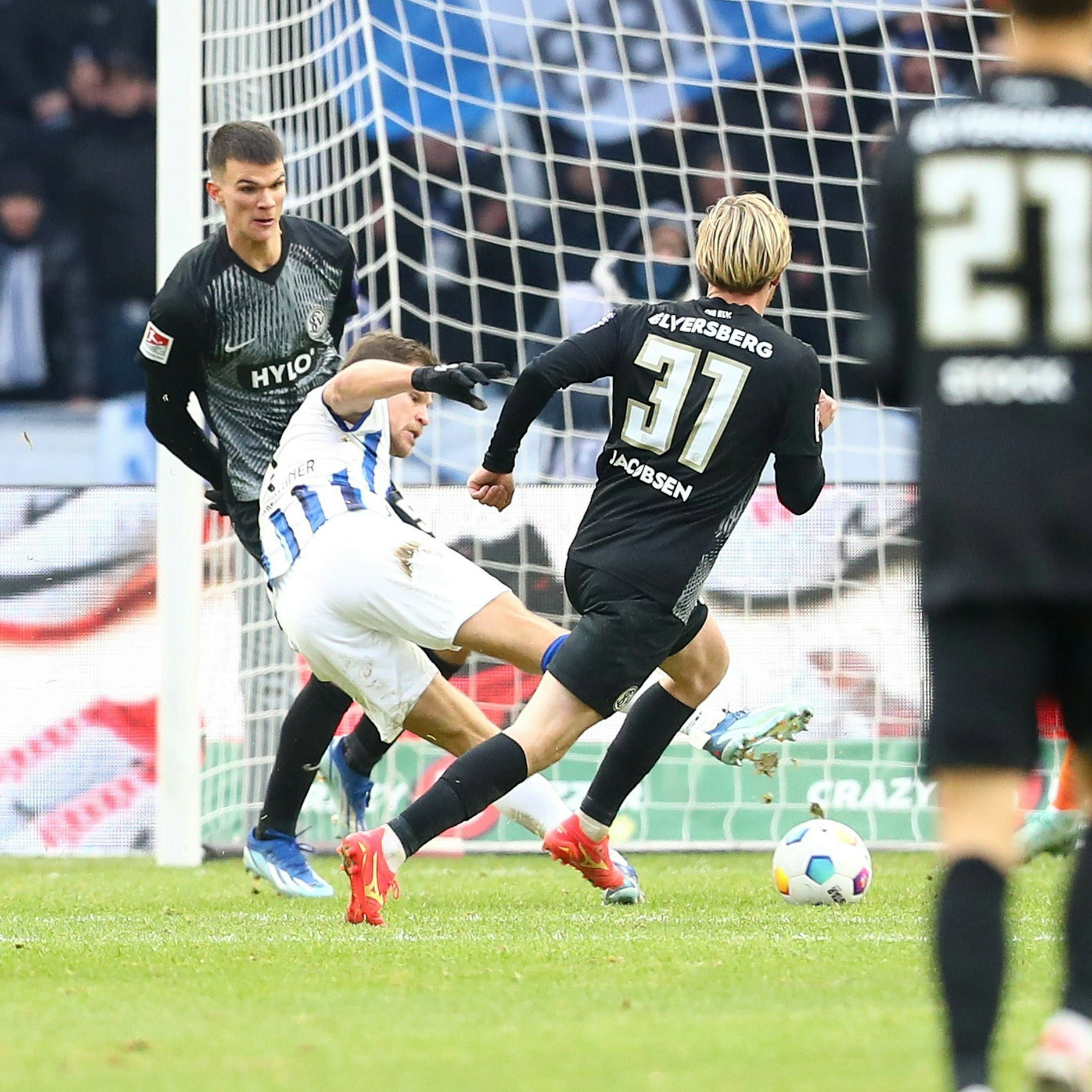 Herthas Niederlechner trifft in der 67. Minute kurios zum 4:1, weil Elversbergs Maurice Neubauer den Schuss abfälschte.